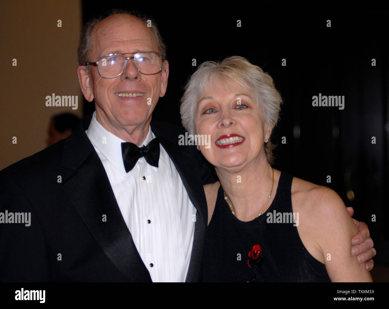 Il regista Ron Howard genitori Rance Howard (L) e sua moglie Judy York arrivano al 56th annuale di ACE Eddie Awards dove il regista Ron Howard è stato onorato con il Golden ACE Eddie regista del premio di anno in Beverly Hills, Califronia, 19 febbraio 2006. (UPI foto/Michael Tweed) Foto Stock