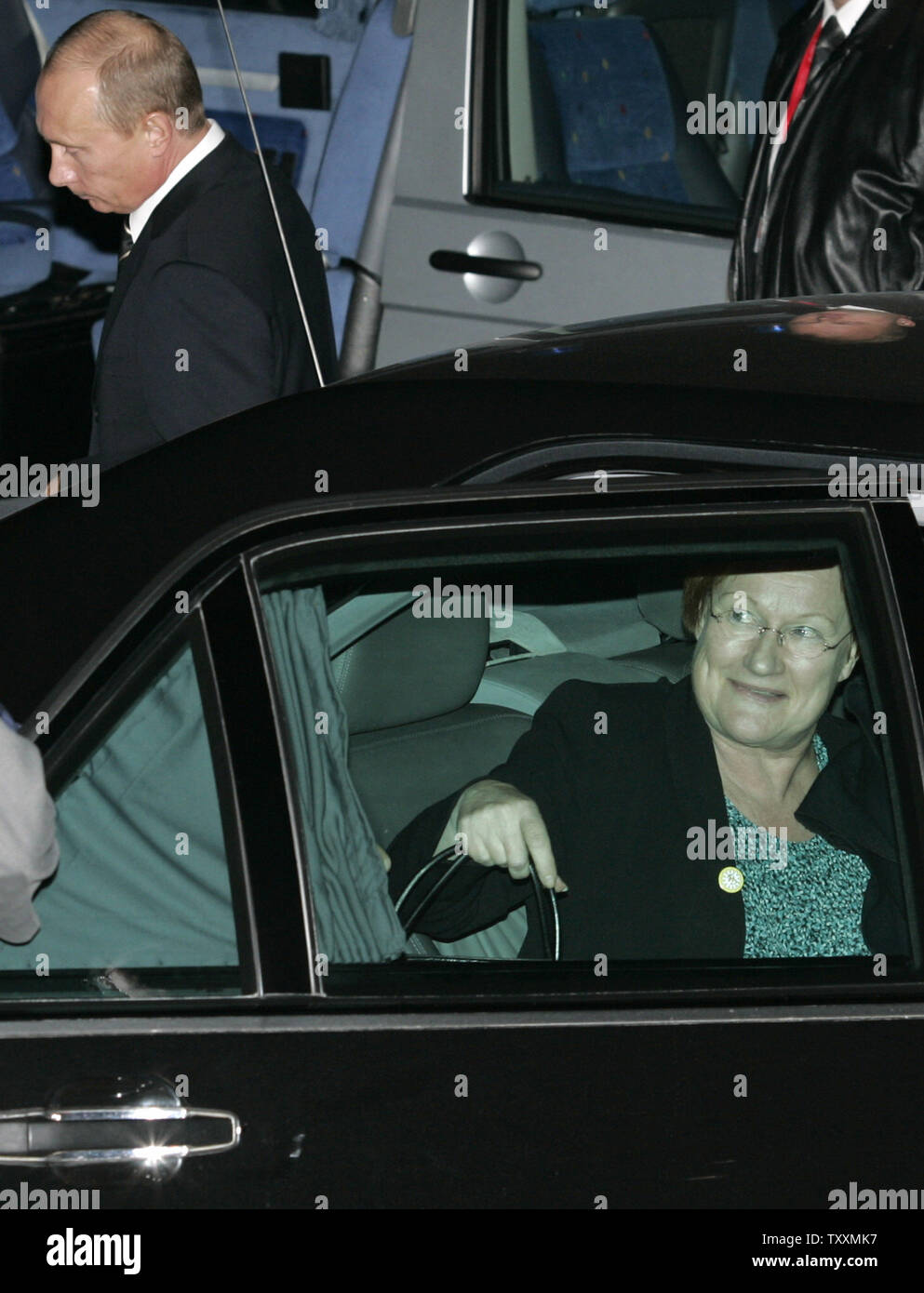 Il presidente russo Vladimir Putin (L) e Presidente finlandese Tarja Halonen arrivano al vertice dell'Unione europea a Lahti, in Finlandia il 20 ottobre 2006. I leader dell'UE hanno avuto dei colloqui con il Presidente Putin, il tentativo di fissare garanzie su forniture di energia ma promettente per portare in primo piano la questione della Russia di diritti umani. (UPI foto/Anatoli Zhdanov Foto Stock