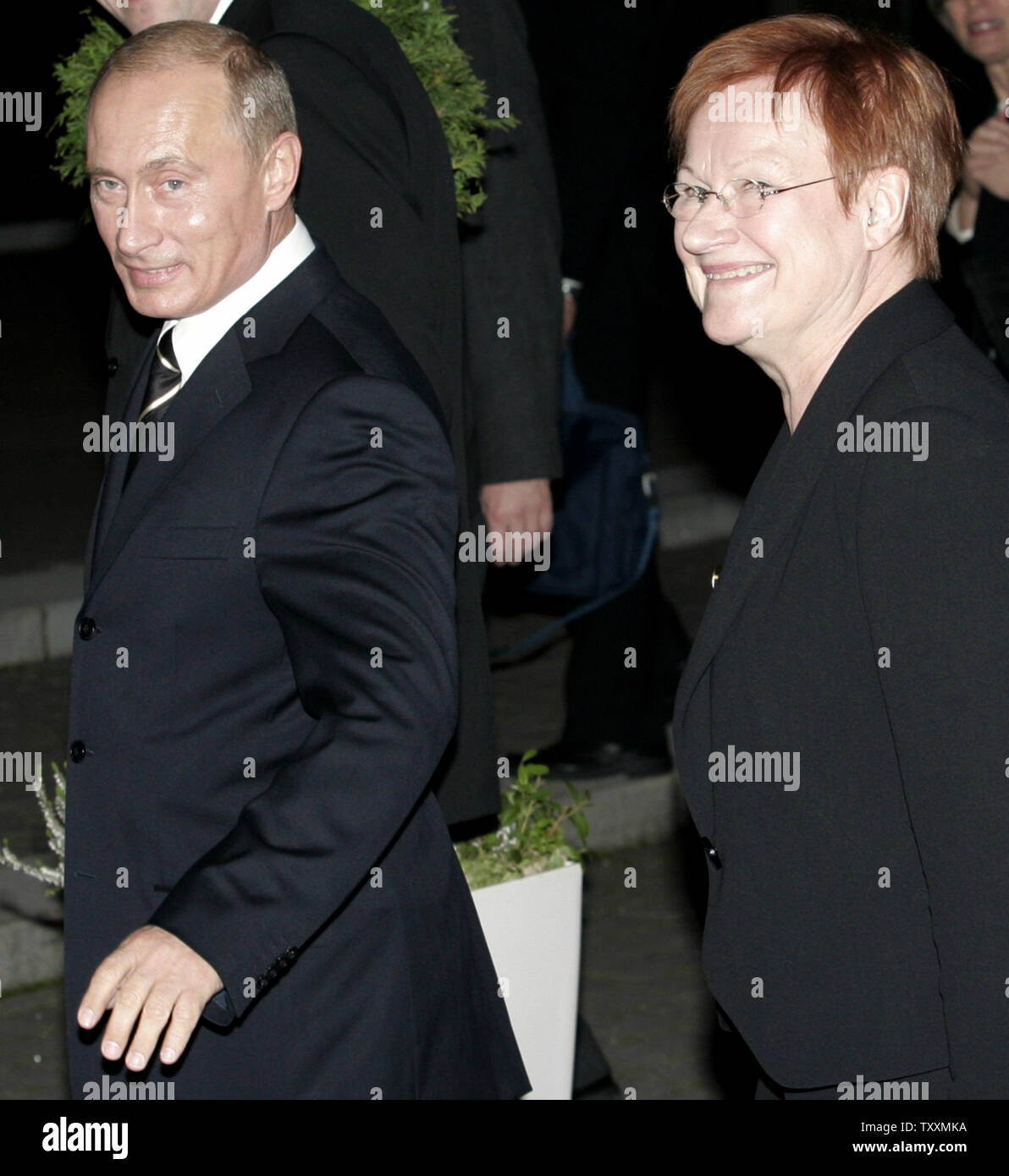 Il presidente russo Vladimir Putin (L) e Presidente finlandese Tarja Halonen arrivano al vertice dell'Unione europea a Lahti, in Finlandia il 20 ottobre 2006. I leader dell'UE hanno avuto dei colloqui con il Presidente Putin, il tentativo di fissare garanzie su forniture di energia ma promettente per portare in primo piano la questione della Russia di diritti umani. (UPI foto/Anatoli Zhdanov) Foto Stock