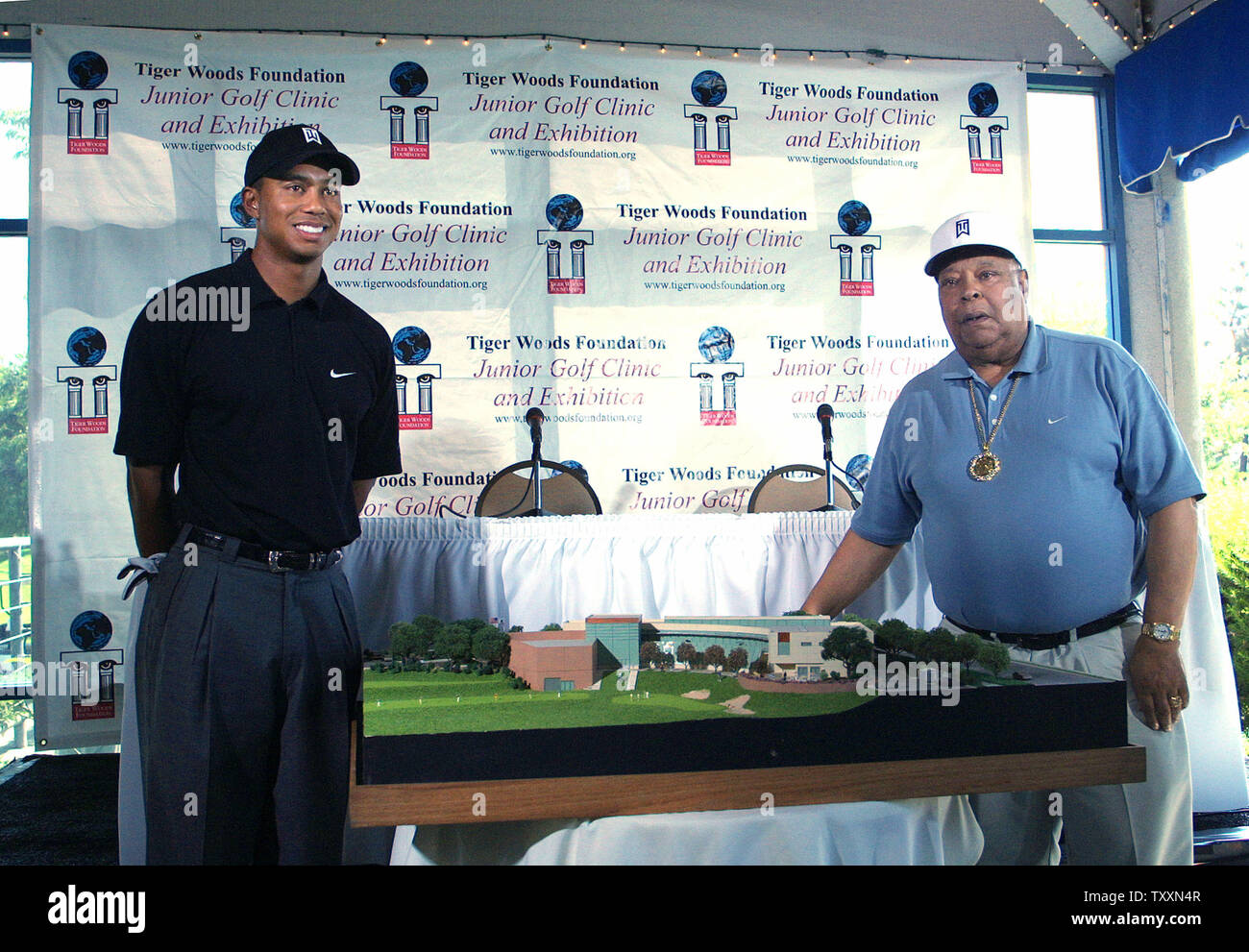 Professional Golfer Tigers boschi, sinistra, insieme con suo padre, Earl Woods, mostrare un modello di proposta di Tiger Woods Learning Center nel corso di una conferenza stampa a Anaheim, CA il 28 agosto 2004. (UPI foto/Francesco Specker) Foto Stock