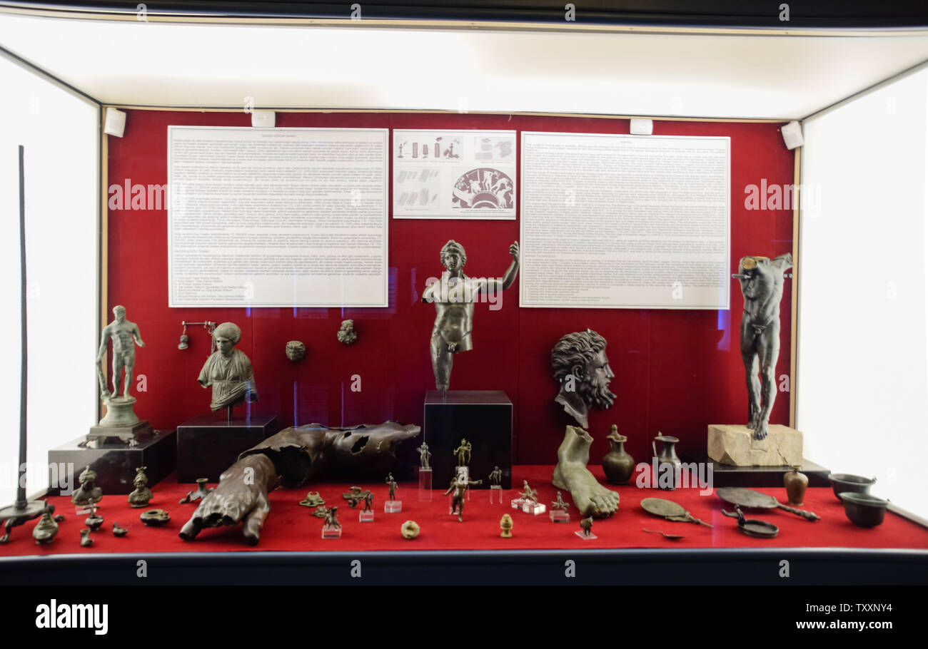 Antalya, Turchia - 20 Maggio 2019: Rame e statuette di bronzo di uomo e di parti di statue di grandi dimensioni. Antalya Museo di Antichità. Foto Stock