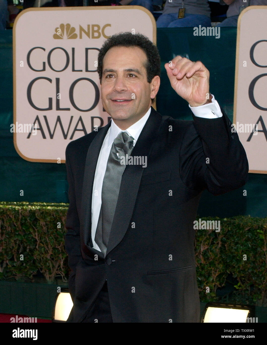 Tony Shalhoub, nominato per il migliore attore in un musical o serie di commedia per il suo lavoro su 'monk, arriva per la sessantaduesima Annuale di Golden Globe Awards di Beverly Hills, la California il 16 gennaio 2005. (UPI foto/Jim Ruymen) Foto Stock