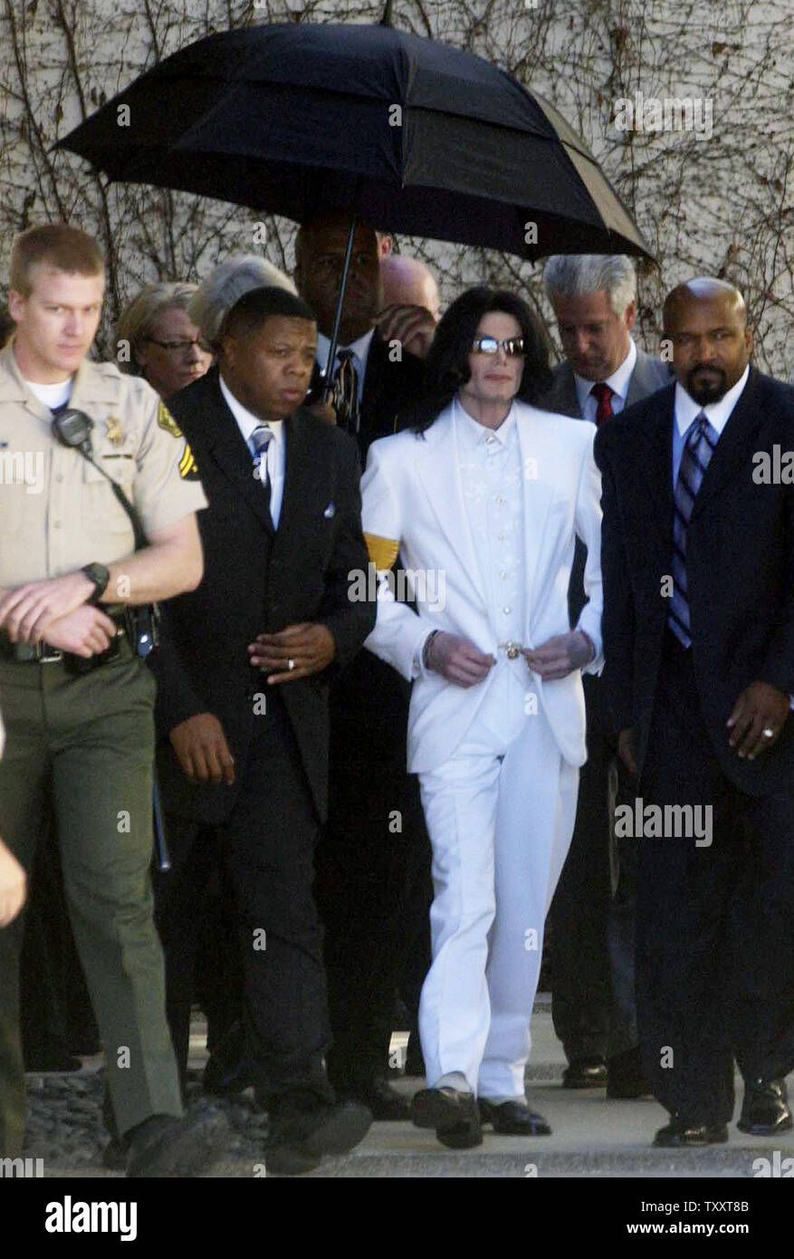 Michael Jackson non identificato e membri del suo entourage partono la Santa Barbara County Courthouse Lunedì, 31 gennaio 2005, per una pausa pranzo durante il primo giorno di selezione della giuria nella sua Child molestia trial di Santa Maria in California. (UPI foto/Jim Ruymen) Foto Stock