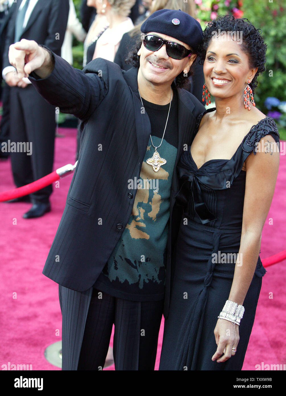 Carlos Santana e sua moglie Deborah arrivare per la 77th annuale di Academy Awards tenutosi presso il Teatro Kodak, il 29 febbraio 2004 a Los Angeles. (UPI foto/Terry Schmitt) Foto Stock