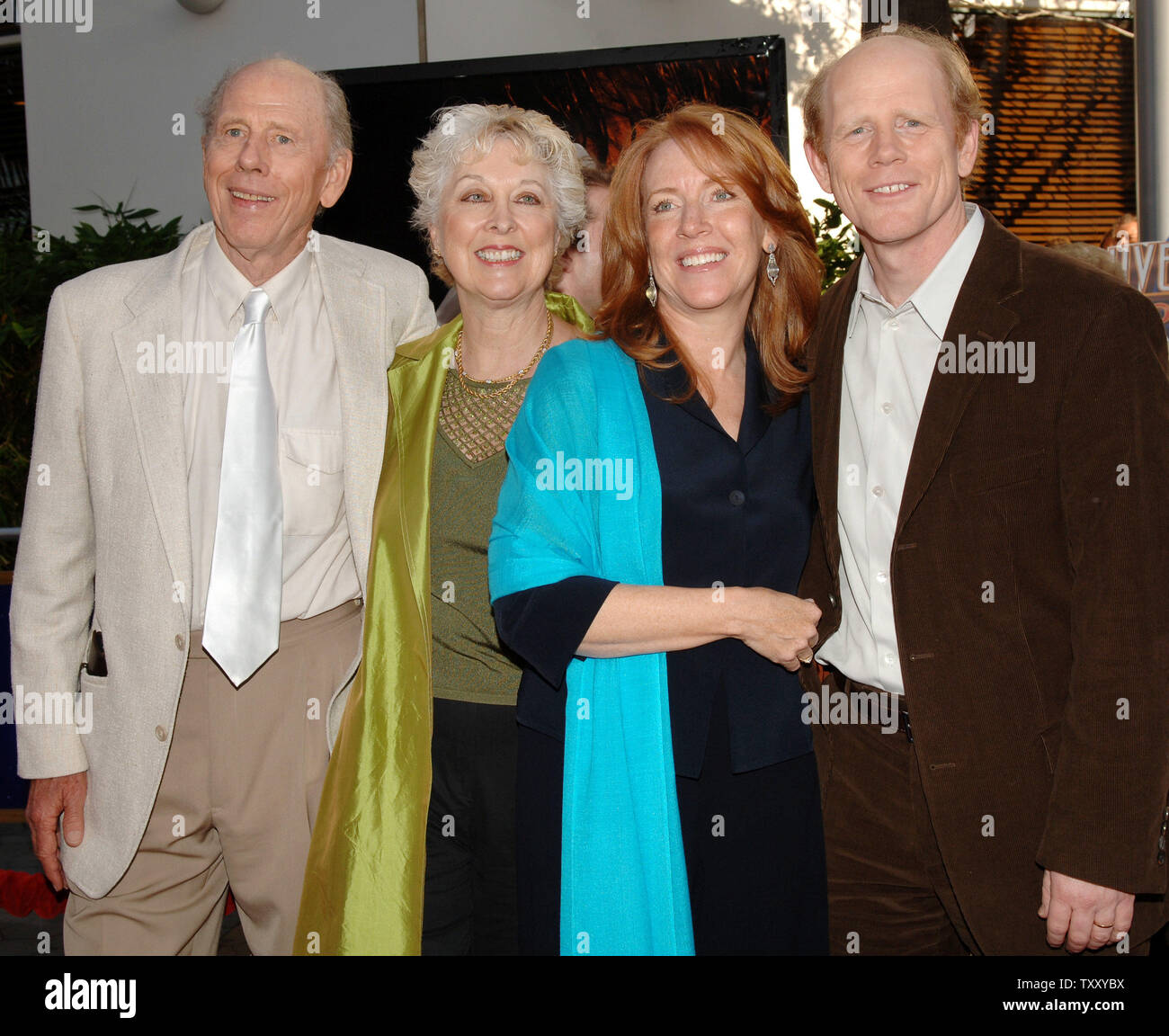 Ron Howard, estrema destra, direttore del nuovo film "Cinderella Man, arriva con la moglie, Cheryl, secondo da destra e dei suoi genitori, attore/regista Rance Howard e attrice Jean Speegle Howard, alla premiere del film nella città universale sezione di Los Angeles, lunedì 23 maggio, 2005. (UPI foto/Jim Ruymen) Foto Stock