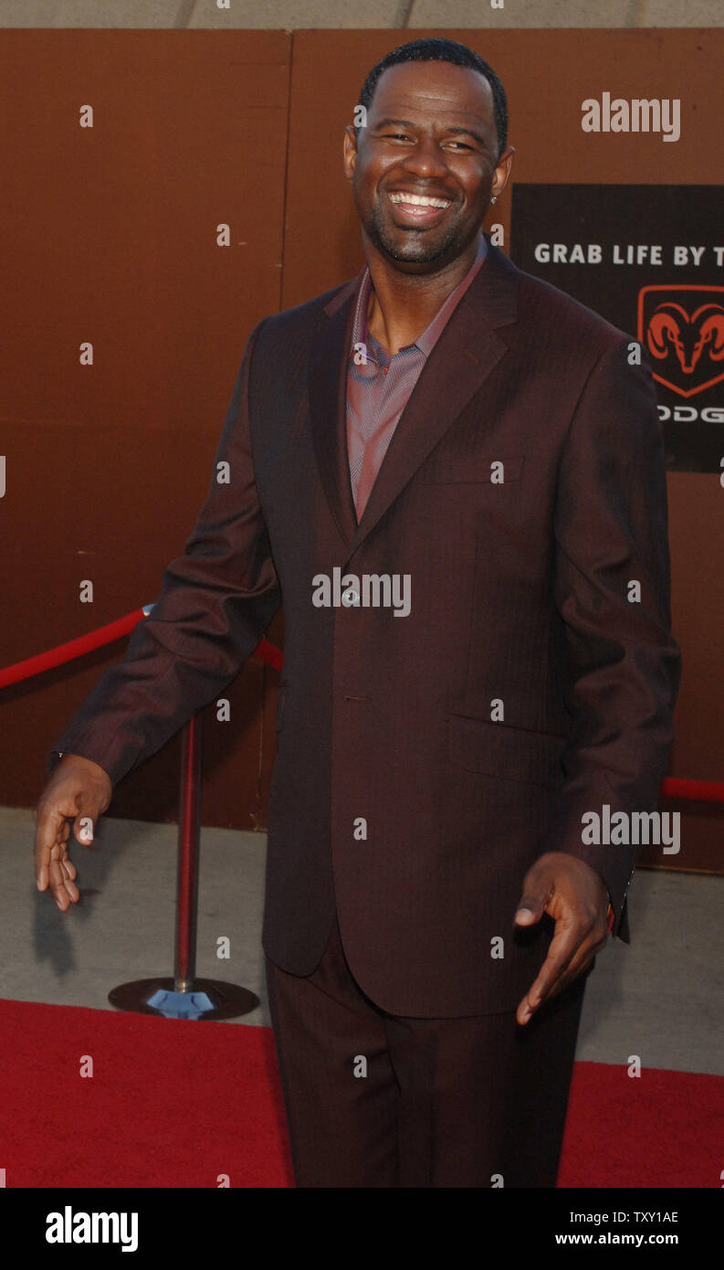 Il cantante Brian McKnight arriva al decimo annuale di Soul Train Lady Soul Awards di Pasadena, California, 7 settembre 2005. La televisione in syndication premi mostra onora le conquiste della femmina artisti di registrazione nei campi di soul, R&B, hip-hop e rap e musica del Gospel. (UPI foto/Jim Ruymen) Foto Stock