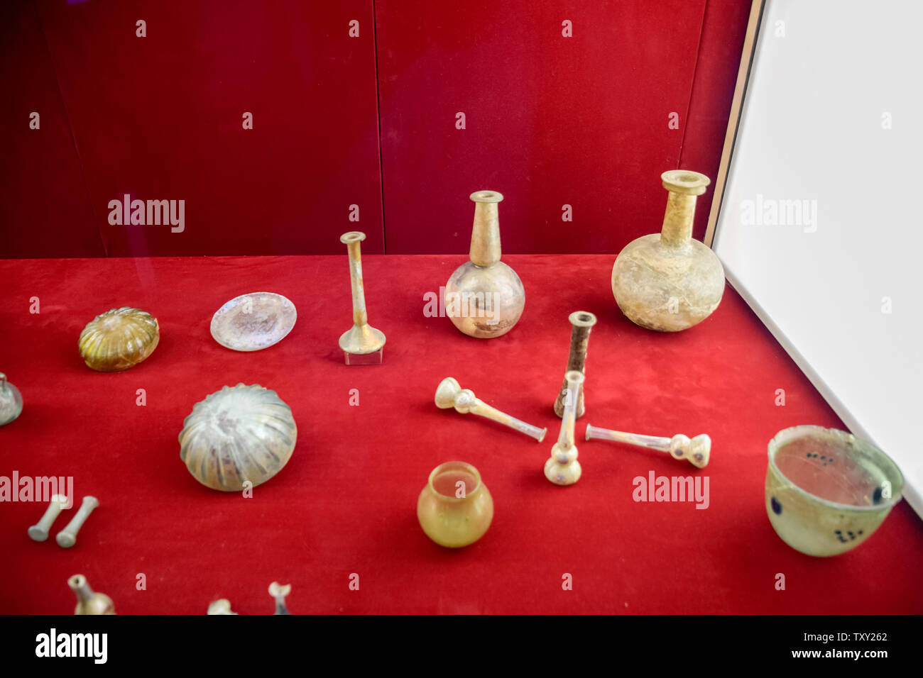 Antalya, Turchia - 20 Maggio 2019: Vetreria nel Museo di Antalya. Palloni di antico e becher Foto Stock