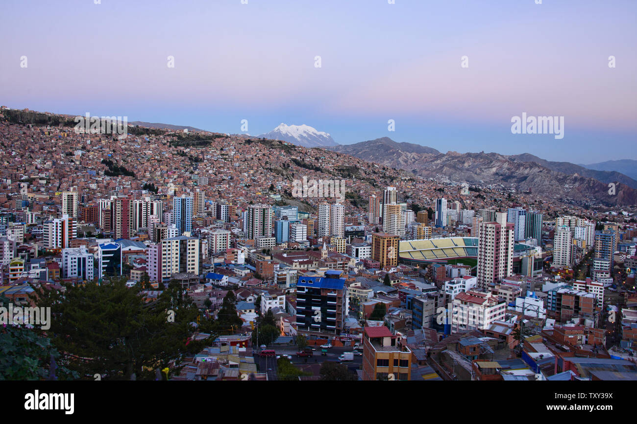 Vista della città dalla Killi Killi Viewpoint, La Paz, Bolivia Foto Stock