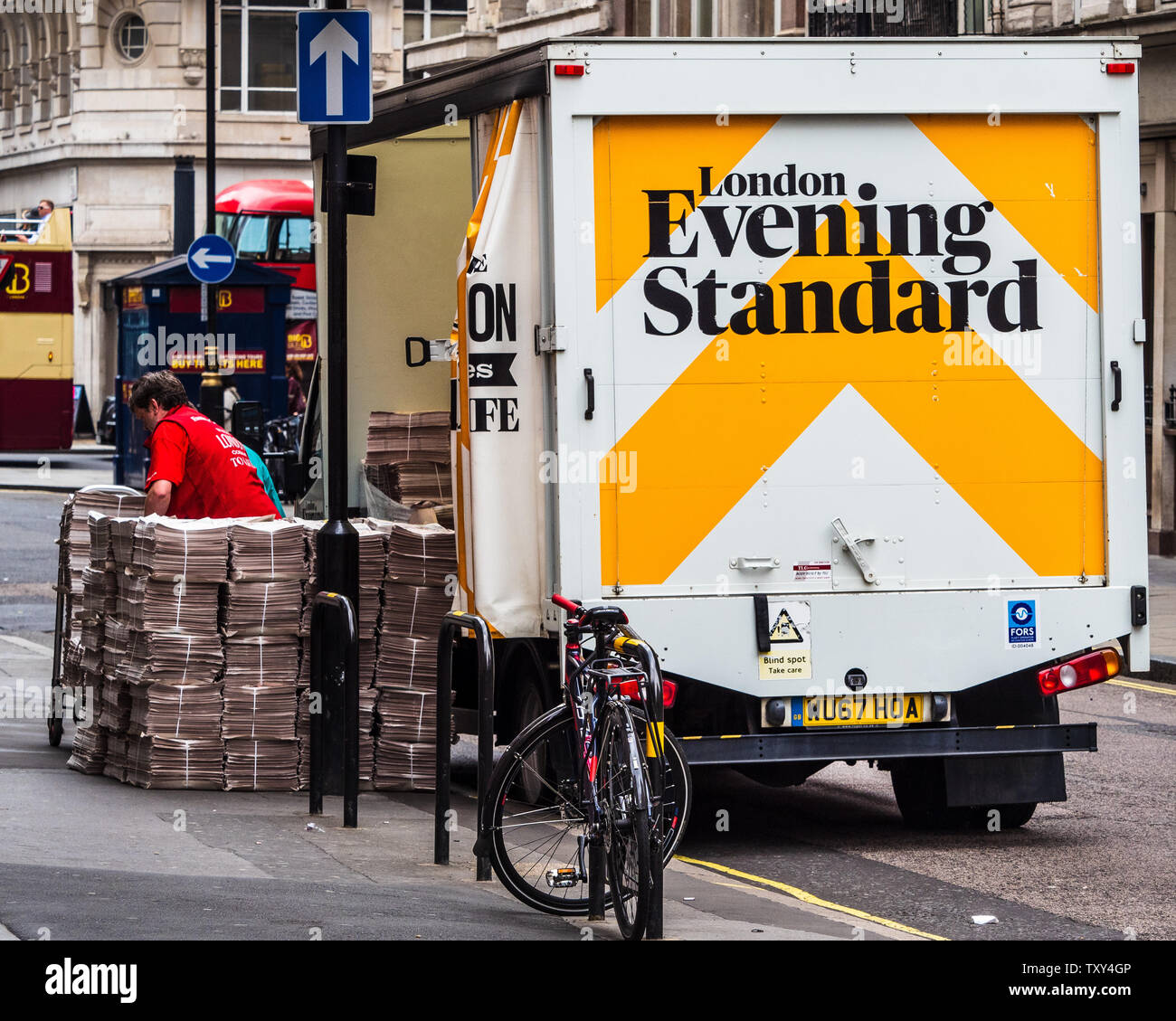 London Evening Standard consegna giornale quotidiano - van fuoriuscire quotidiani per la distribuzione Foto Stock