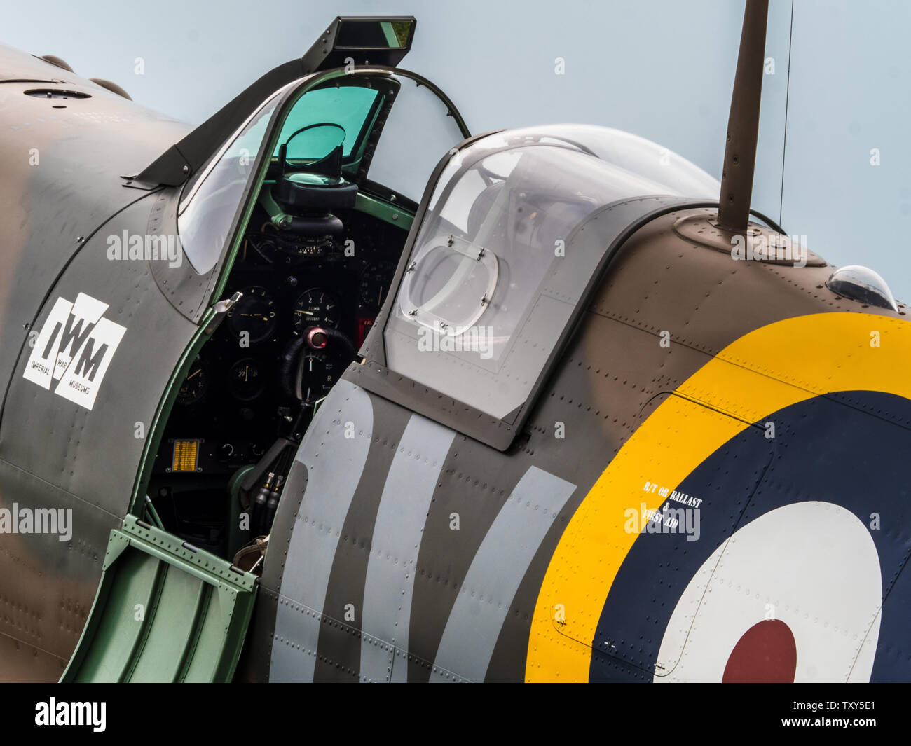 Il Supermarine Spitfire Mark 1a all'Imperial War Museum Duxford. Abbattuto in Francia nel 1940 e recuperati da una spiaggia in Calais 1984 restaurato 2014. Foto Stock