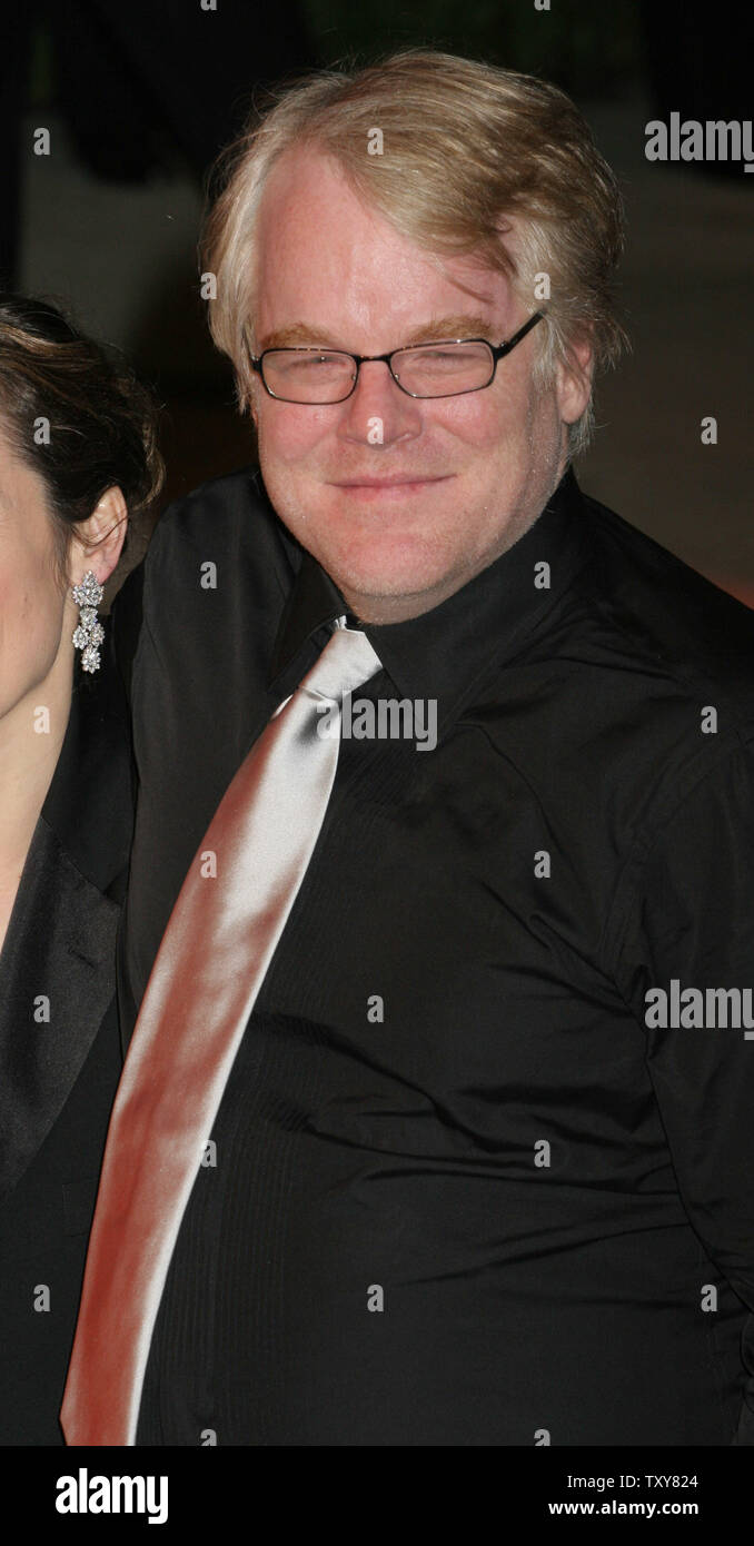 Attore Philip Seymour Hoffman arriva sul tappeto rosso al Vanity Fair Oscar Party presso Morton's in West Hollywood, la California il 5 marzo 2006. (UPI foto/David Silpa) Foto Stock
