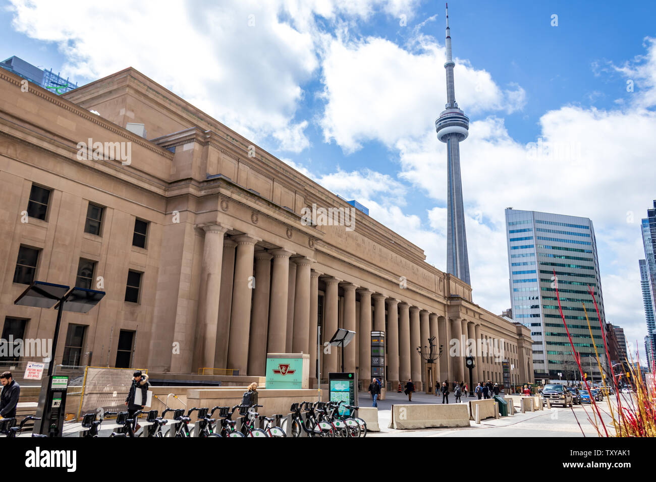 Stazione di unione con la CN Tower in background su un occupato per i giorni feriali. Foto Stock