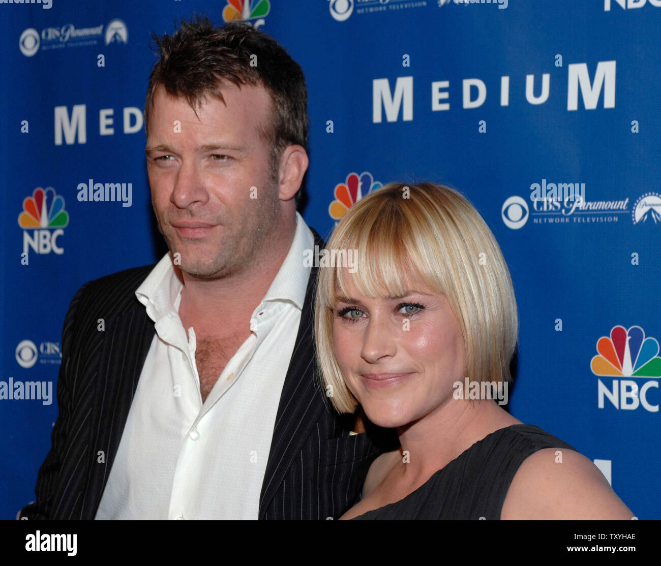Membro del cast Patricia Arquette (R) e il marito Thomas Jane frequentare il 'Media' party tenuto presso la Stephen Cohen Gallery di Los Angeles il 26 ottobre 2006 . (UPI Photo/ Phil McCarten) Foto Stock