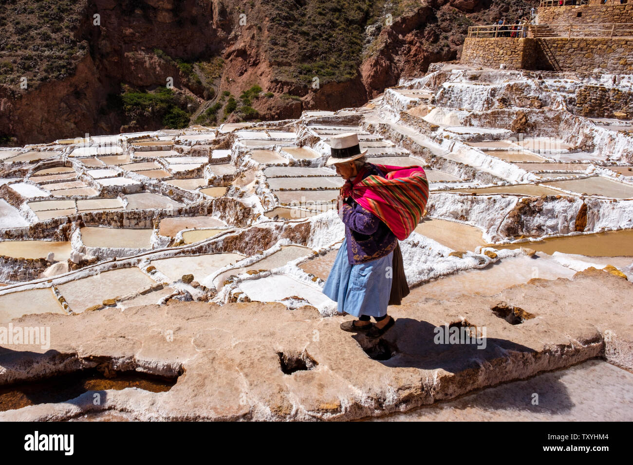 Donna indigena peruviana locale a Salineras de Maras / miniere di sale di Maras. Estrazione del sale presso le saline di Maras, terrazze e stagni, Perù, Valle Sacra. Foto Stock