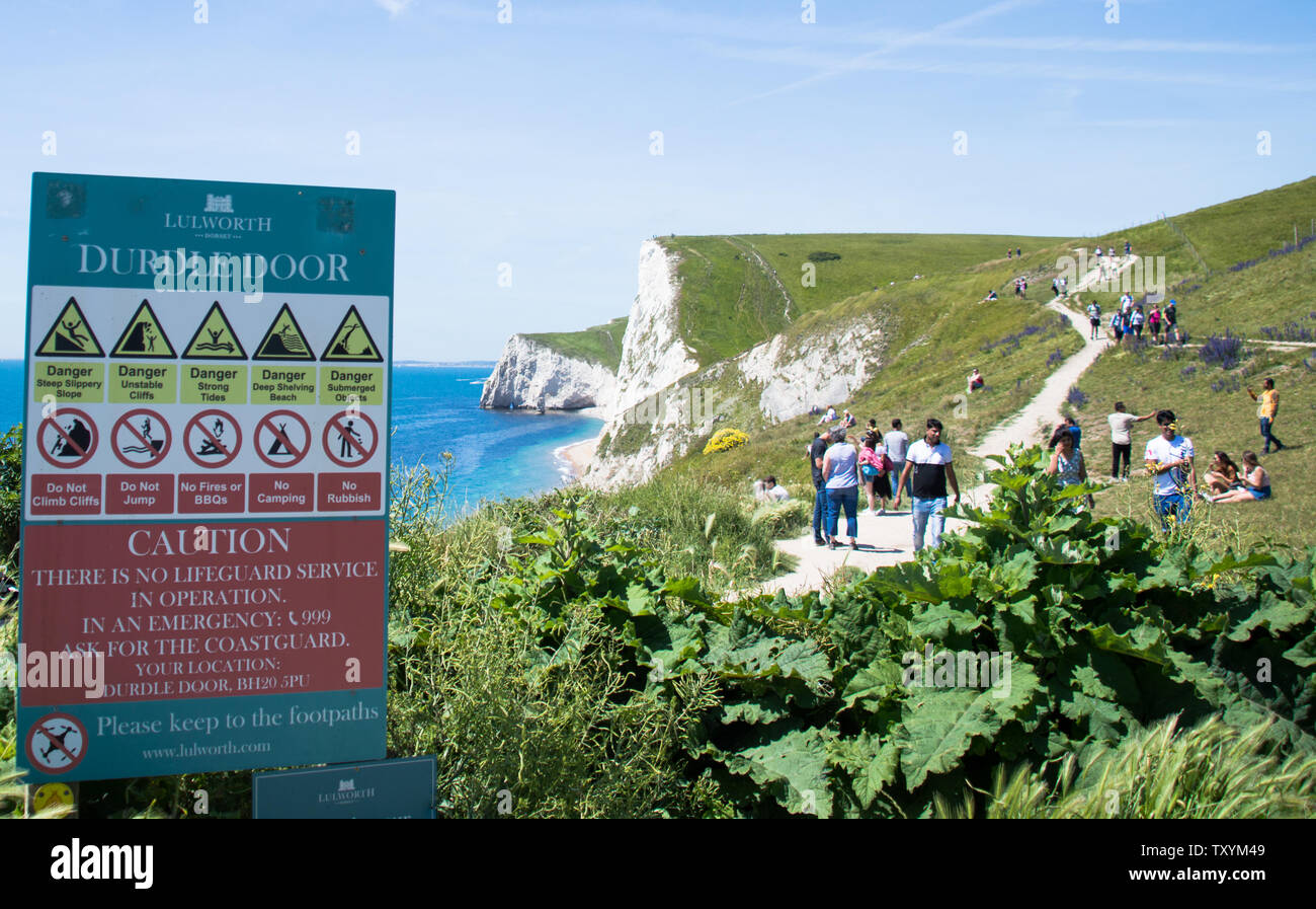 Cartello segnalante pericolo di scogliera a Durdle Door, Lulworth, Inghilterra, Regno Unito Foto Stock