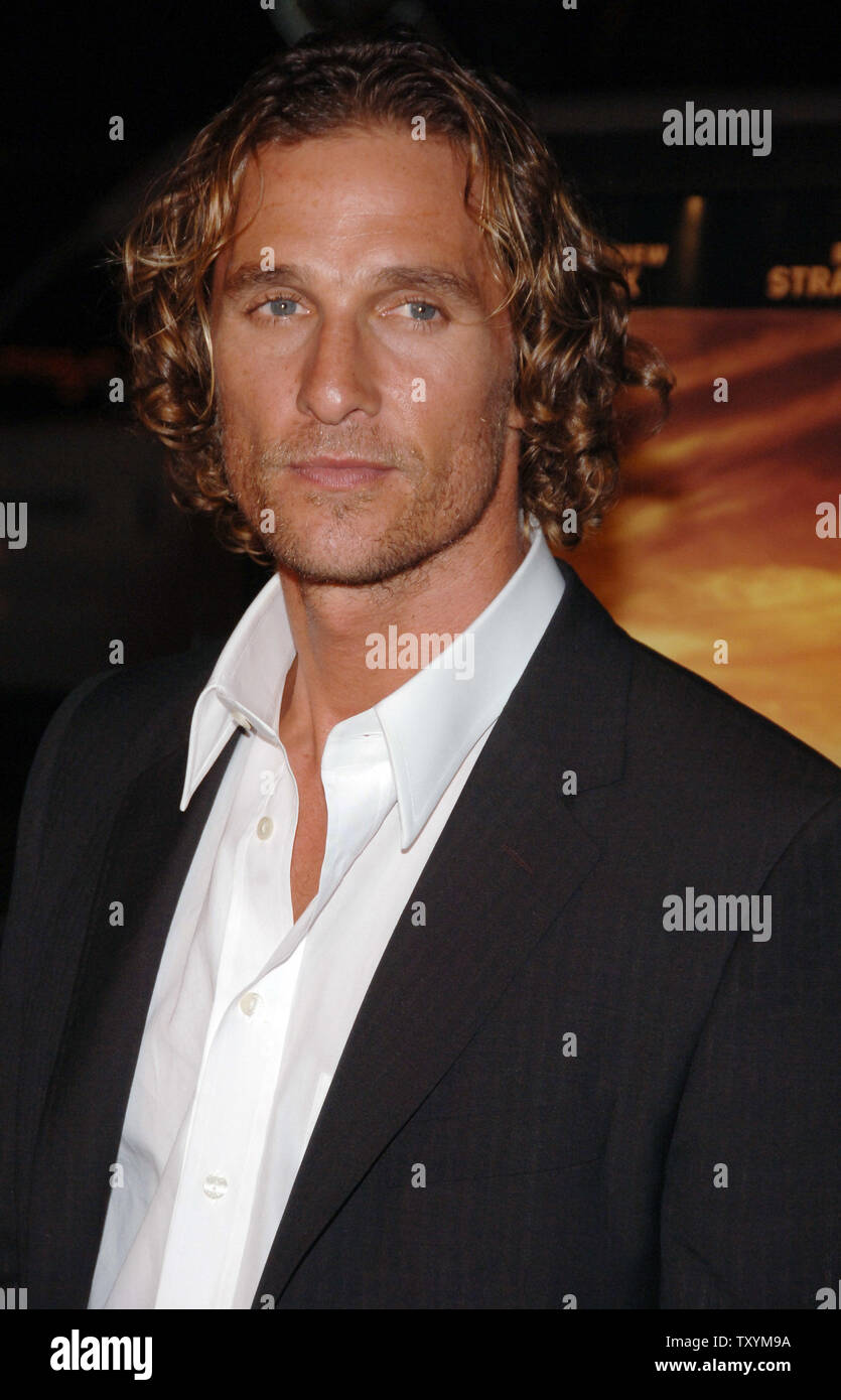 Matthew McConaughey, che ritrae il Jack Lengyel in motion picture drama sport " Siamo Marshall", arriva per la premiere del film in corrispondenza di Grauman's Chinese Theater nella sezione di Hollywood di Los Angeles il 14 dicembre 2006. (UPI foto/Jim Ruymen) Foto Stock