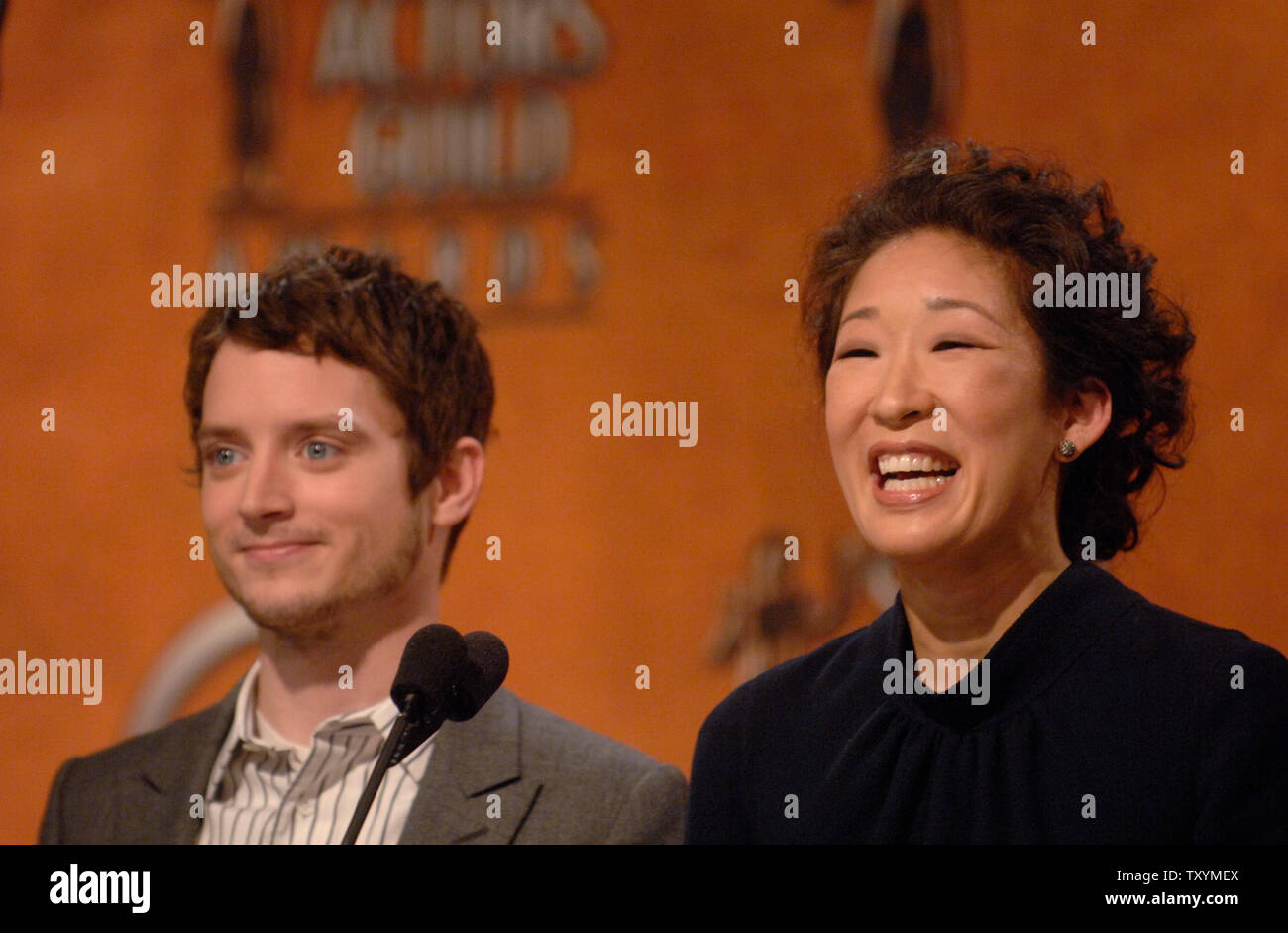 Attore Elia legno (L) e attrice Sandra Oh leggere l'annuncio del XIII annuale di Screen Actors Guild Awards nomination in West Hollywood, la California il 4 gennaio 2007. (UPI Photo/ Phil McCarten) Foto Stock