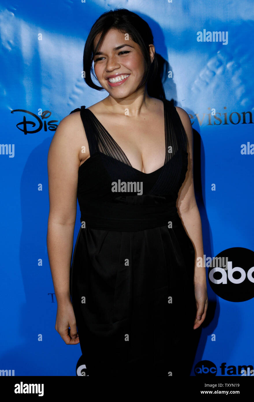 L'attrice America Ferrera di "Ugly Betty' arriva al partito ABC per la televisione di associazione dei critici Press Tour a Pasadena, in California, il 14 gennaio 2007. (UPI foto/Gus Ruelas) Foto Stock