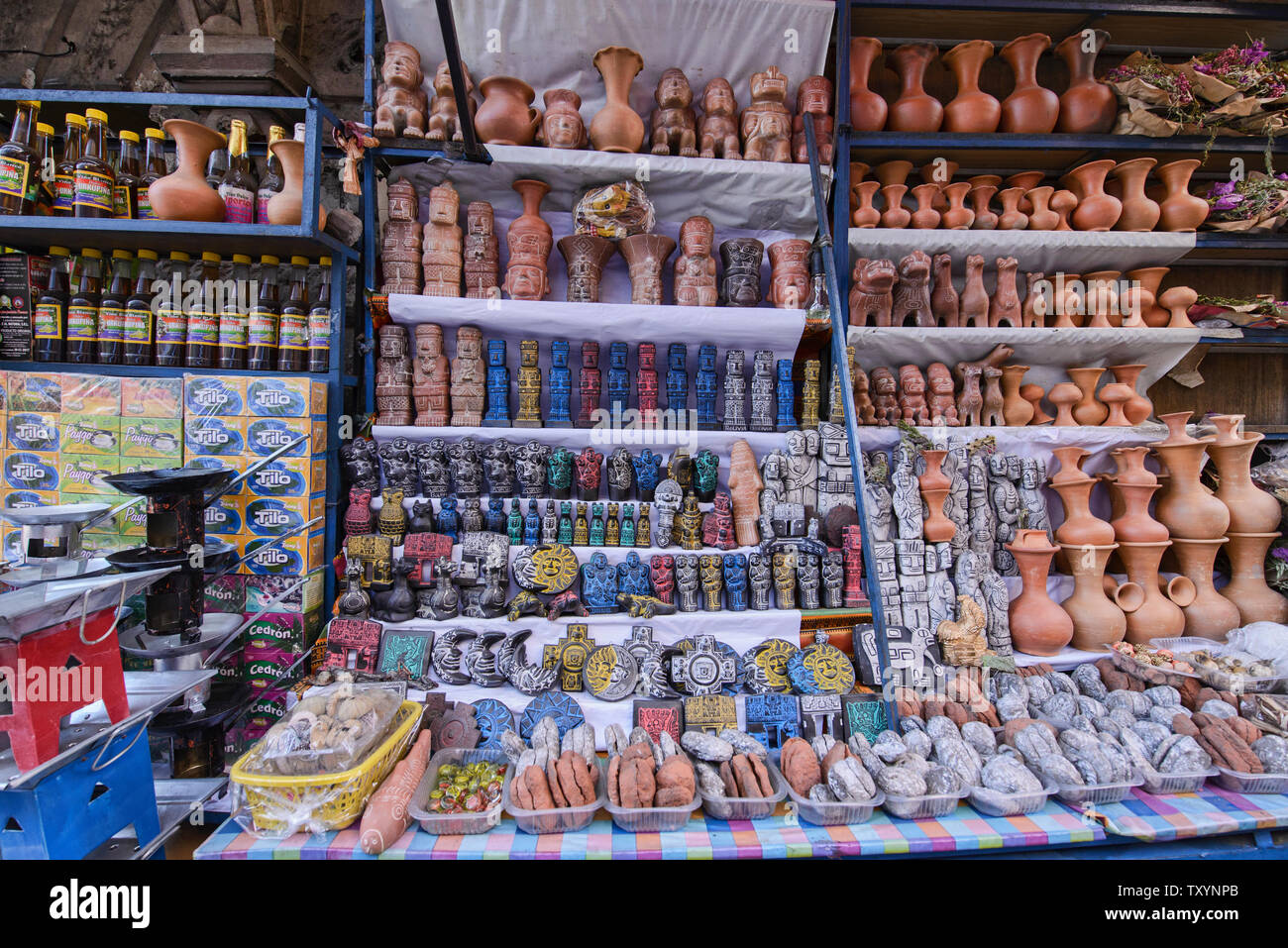 Offerte per Pachamama vicino La Hechiceria streghe Mercato di La Paz in Bolivia Foto Stock