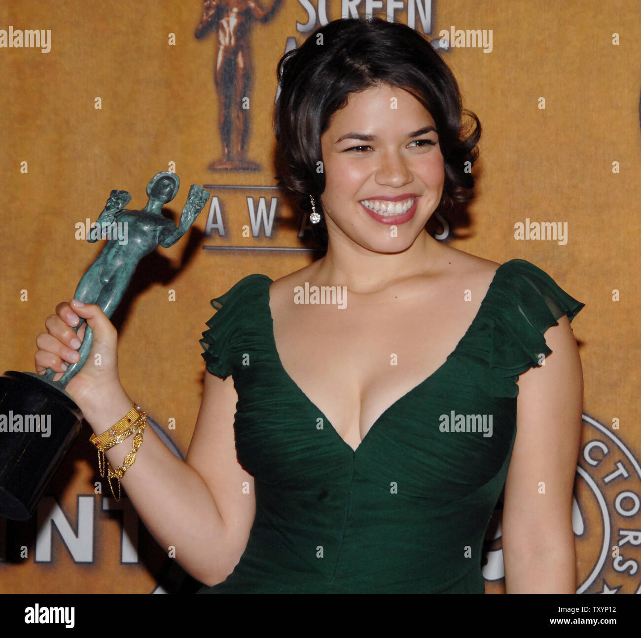 L'attrice America Ferrera appare dietro le quinte dopo la vittoria femminile migliore attore in una serie di commedia per il suo ruolo in "Ugly Betty', durante la tredicesima annuale di Screen Actors Guild Awards a Los Angeles il 28 gennaio 2007. (UPI foto/Jim Ruymen) Foto Stock