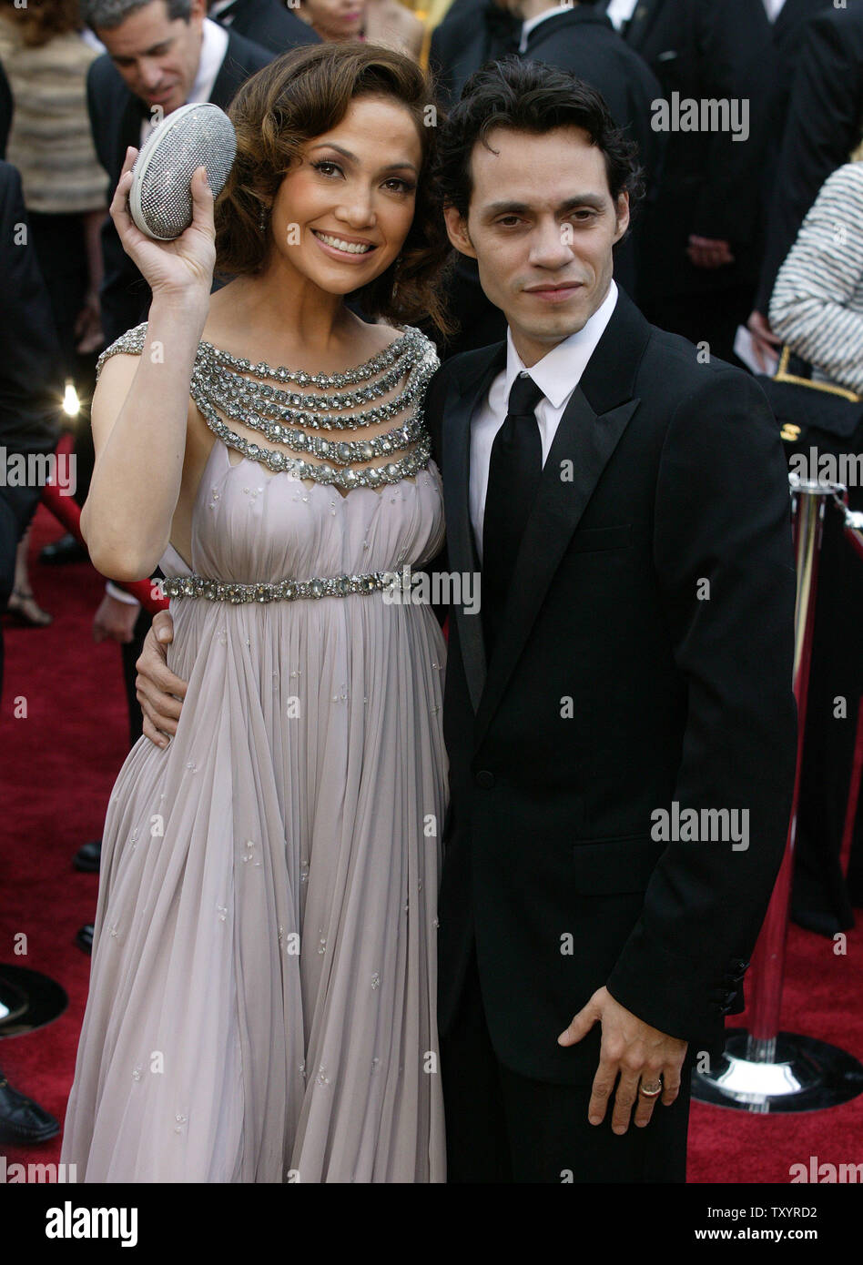 La cantante e attrice Jennifer Lopez e il marito Marc Antony arrivare per la 79th annuale di Academy Awards il Kodak Theatre di Hollywood, in California, il 25 febbraio 2007. Cinquanta Premi Oscar sarà dato per la realizzazione teatrale in 2006. (UPI foto/Terry Schmitt) Foto Stock