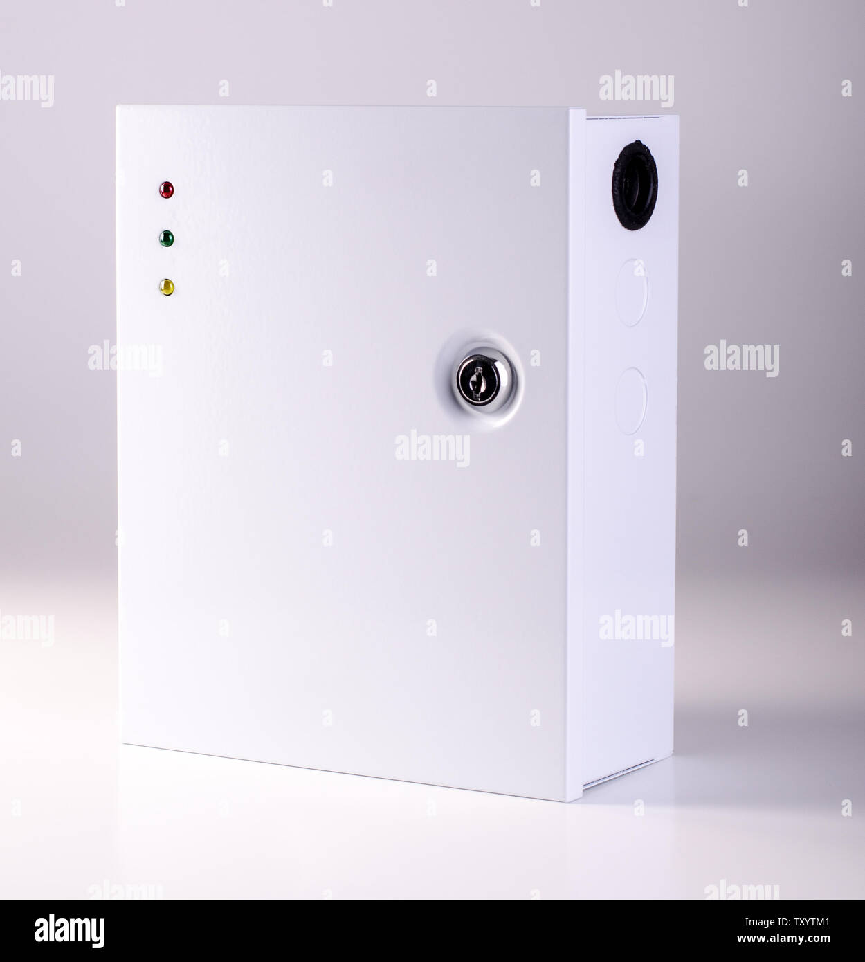 Scatola di alimentazione isolata su uno sfondo bianco. Video o incendi di apparecchiature di sicurezza Foto Stock