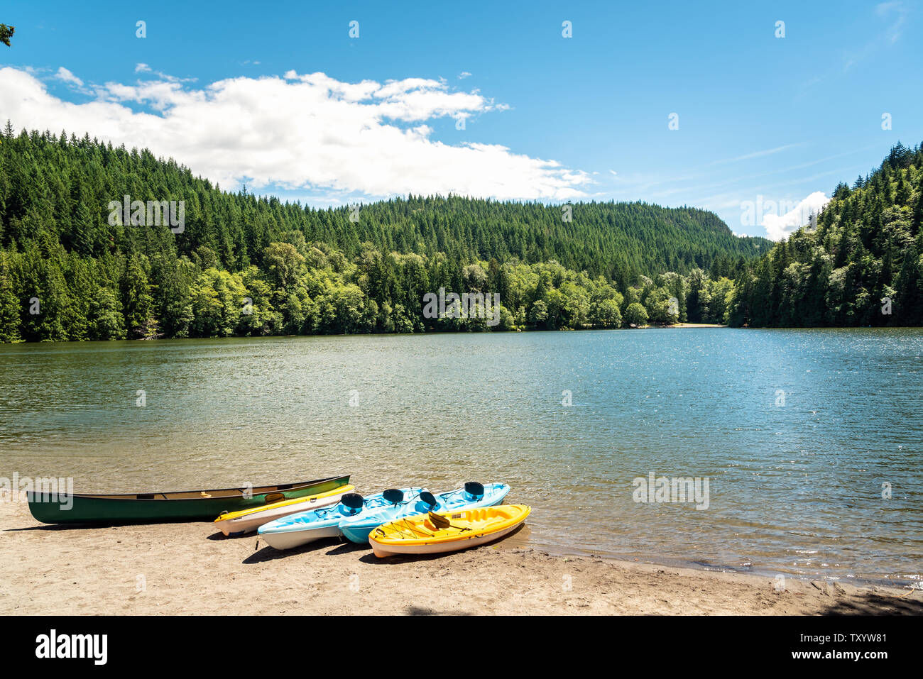 Isegno barche sulla spiaggia sabbiosa su un bellissimo lago di montagna Foto Stock