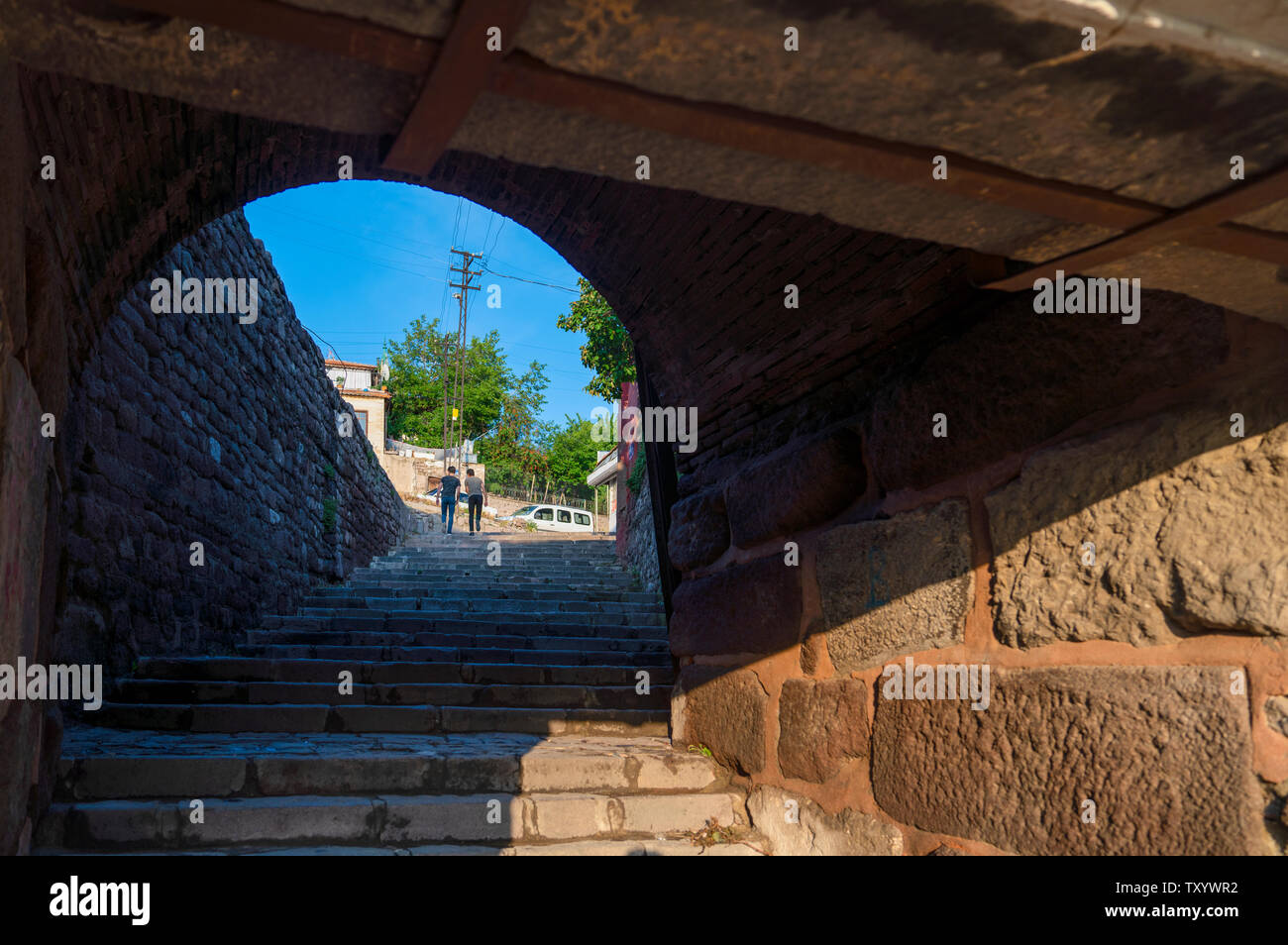 Vita quotidiana vista dal cancello di castello intorno al castello di Ankara Foto Stock
