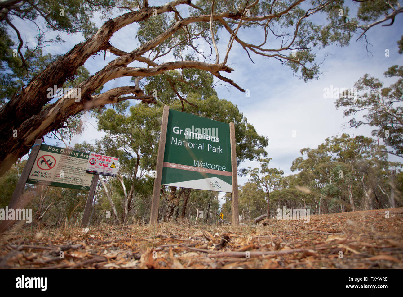 Basso angolo vista del Parco Nazionale di Grampians entrata segno. Foto Stock