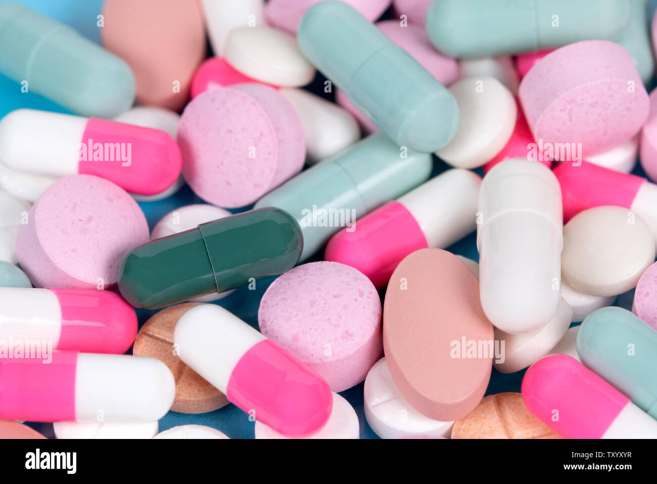 Pila di pillole e capsule. Concetto di salute e medicina. Messa a fuoco selettiva Foto Stock