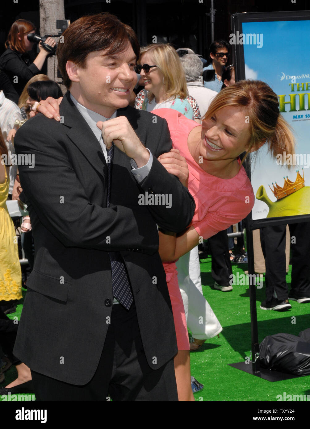 L'attrice Cameron Diaz, la voce della principessa Fiona e attore Mike Myers, la voce di Shrek nel movimento animato immagine 'hrek il terzo' arrivano per la premiere del film in The Westwood sezione di Los Angeles il 6 maggio 2007. (UPI foto/Jim Ruymen) Foto Stock