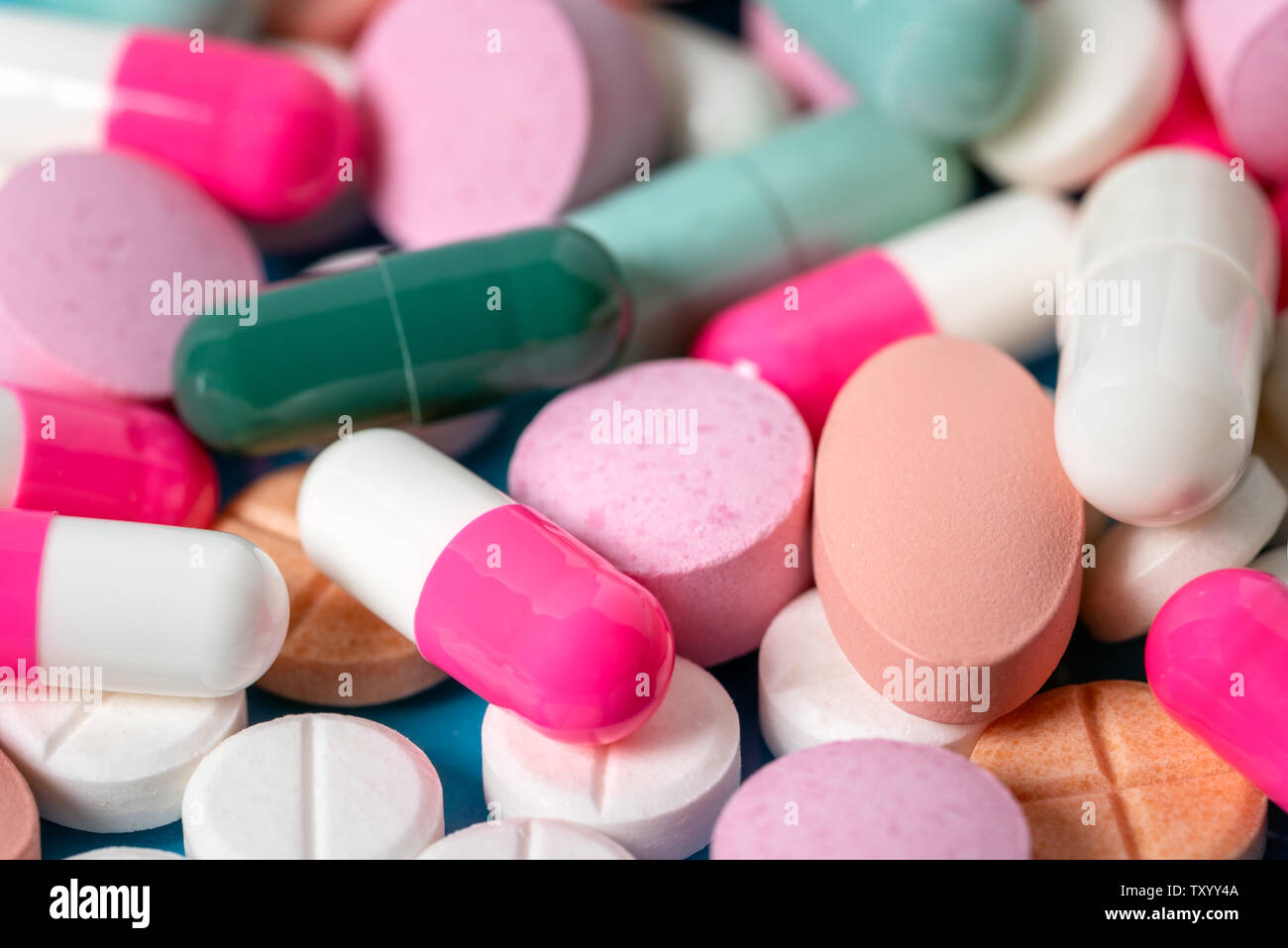Close up di un mucchio di coloratissimi compresse e capsule. Concetto di salute e medicina. Foto Stock