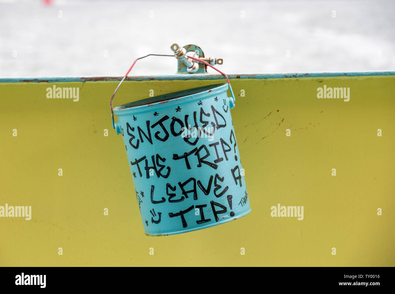 Il viaggio è stato piacevole, lascia un'apposita casella per i consigli di assistenza su una barca turistica Foto Stock