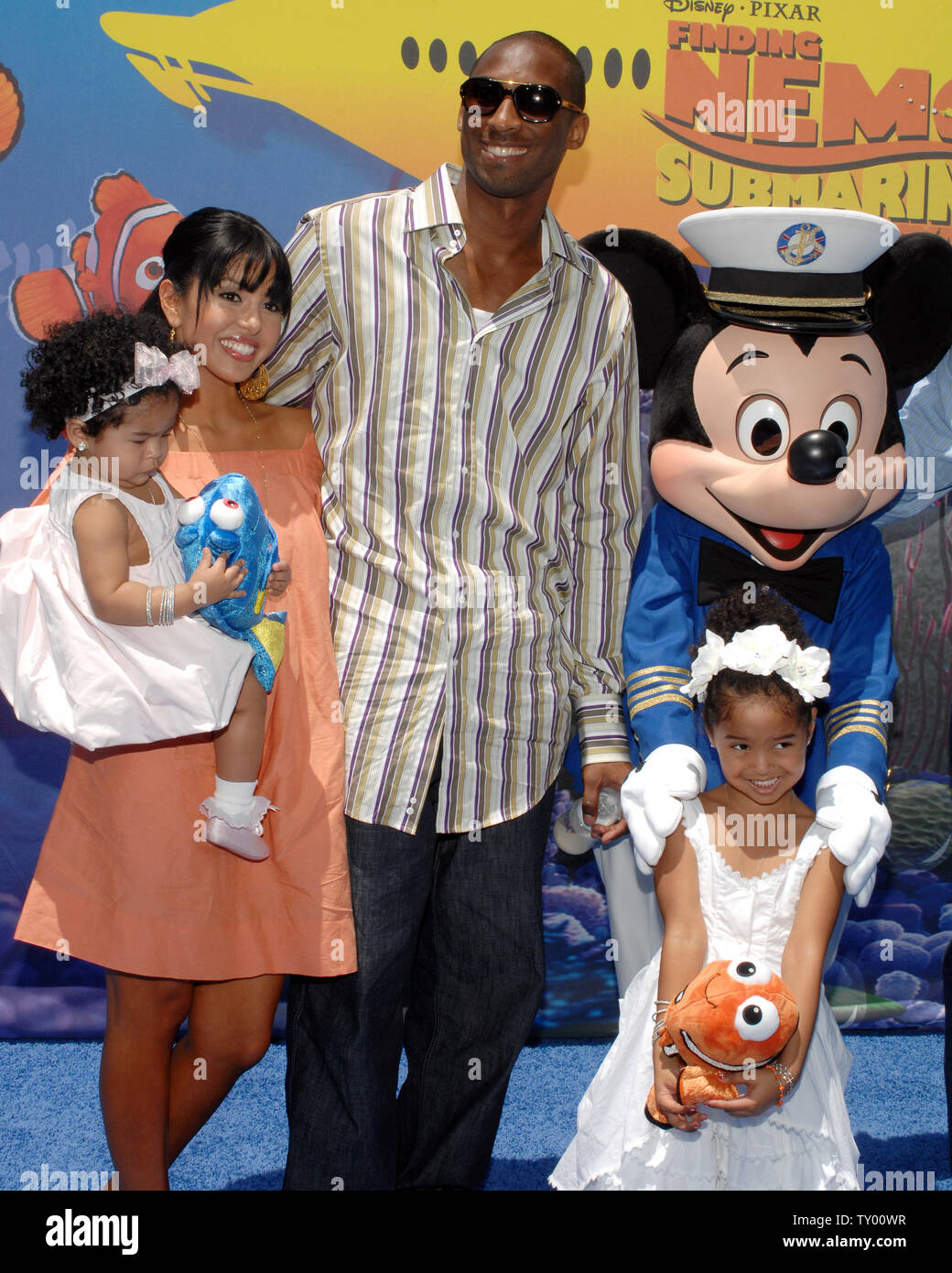 Los Angeles Lakers giocatore di basket Kobe Bryant e sua moglie Vanessa arrivano con le loro figlie Gianna (L) e Natalia per la celebrità anteprima della ricerca di Nemo viaggio sottomarino attrazione a Disneyland Park di Anaheim, in California, il 10 giugno 2007. (UPI foto/Jim Ruymen) Foto Stock