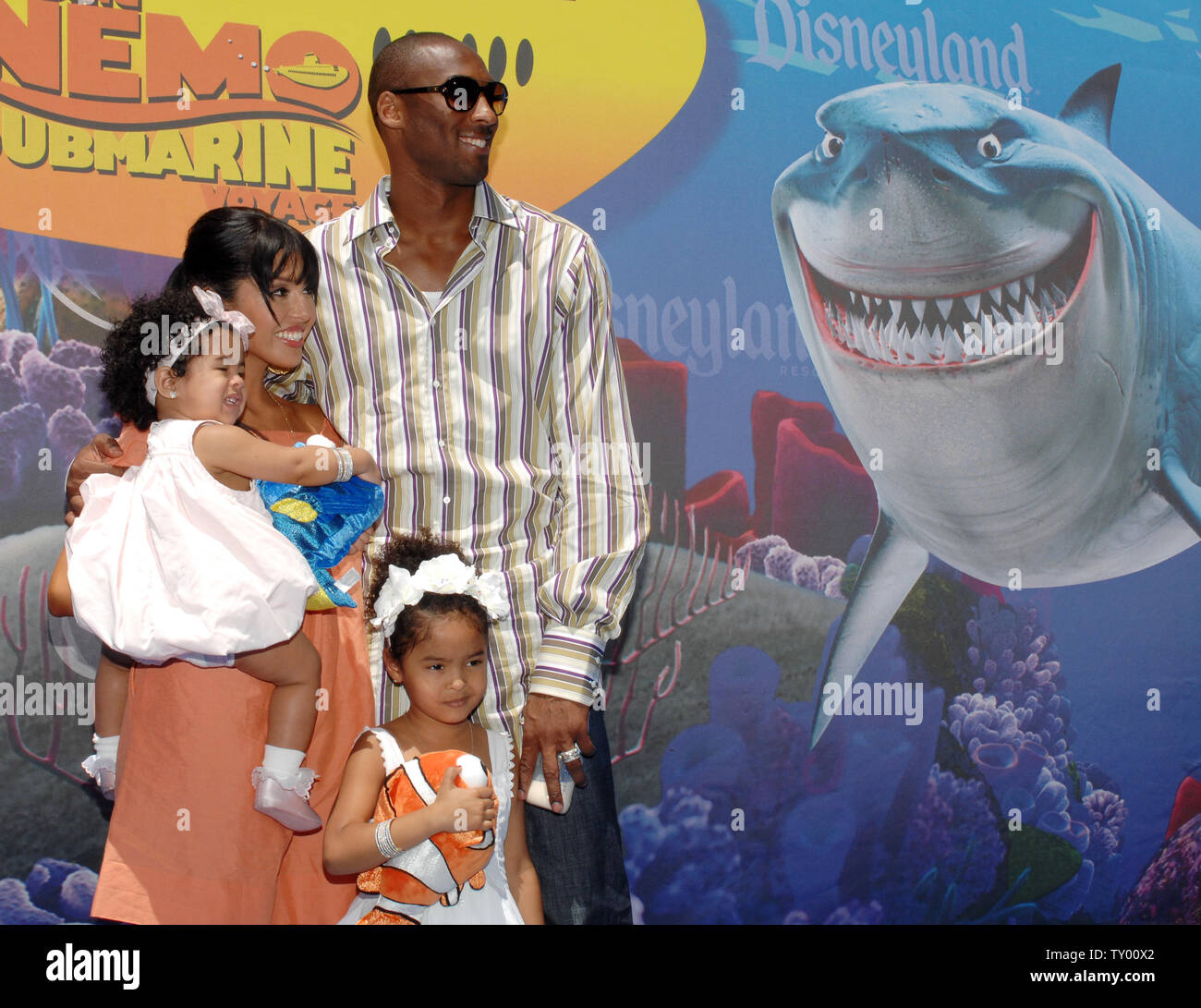 Los Angeles Lakers giocatore di basket Kobe Bryant e sua moglie Vanessa arrivano con le loro figlie Gianna (L) e Natalia per la celebrità anteprima della ricerca di Nemo viaggio sottomarino attrazione a Disneyland Park di Anaheim, in California, il 10 giugno 2007. (UPI foto/Jim Ruymen) Foto Stock