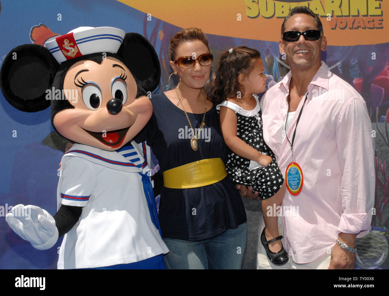 L'attrice Leah Rimini arriva con il marito Angelo Pagani e la loro figlia  Sofi bella per la celebrità anteprima della ricerca di Nemo viaggio  sottomarino attrazione a Disneyland Park di Anaheim, in