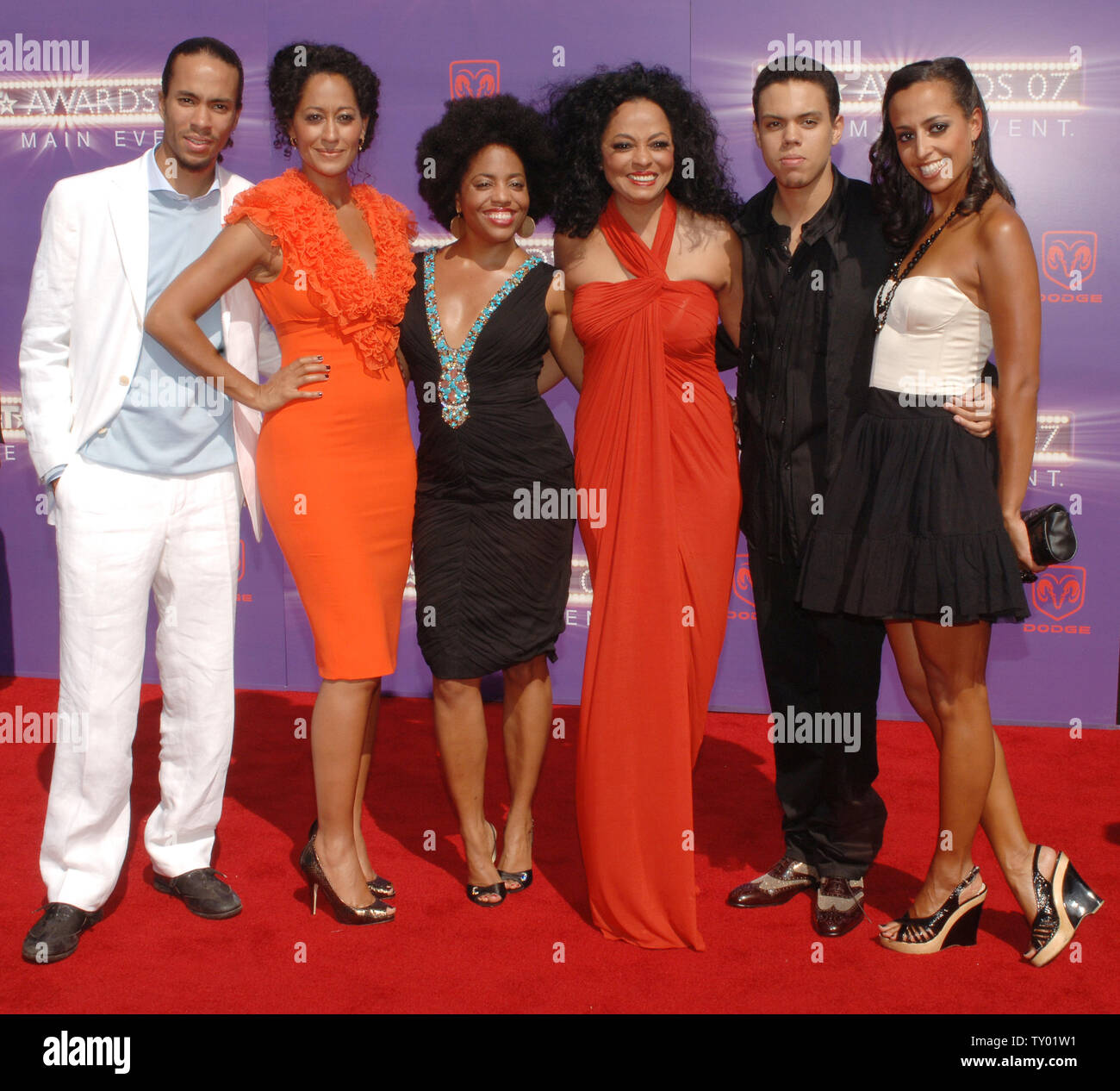 Cantante e attrice Diana Ross (4th-L) arriva con i suoi bambini Ross Arne Naess, attrice Tracee Ellis Ross, Rhonda Ross Kendrick (Ross), Evan Ross e Chudney Ross al 2007 BET Awards a Los Angeles il 26 giugno 2007. Diana Ross è stato onorato con il Lifetime Achievement Award. (UPI foto/Jim Ruymen) Foto Stock