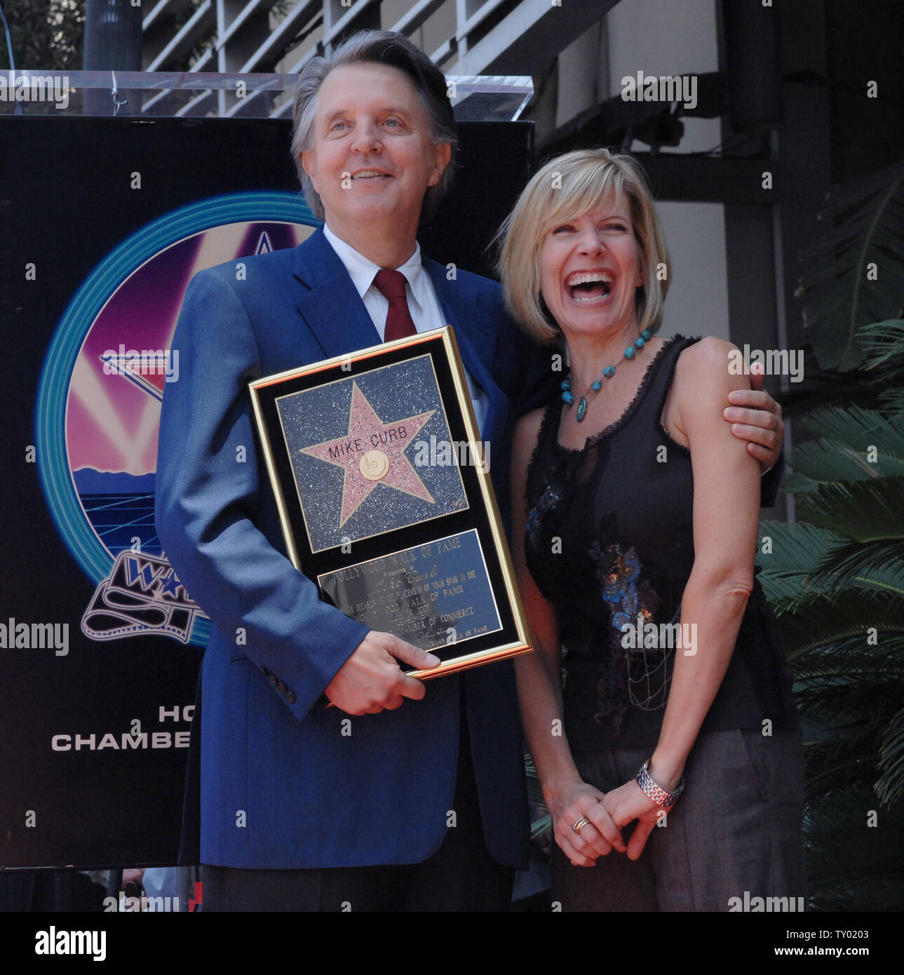 Music mogul e California's ex tenente Governatore Mike cordolo (L) condivide un momento con il cantante Debby Boone durante una cerimonia in onore di lui con una stella sulla Hollywood Walk of Fame a Los Angeles il 29 giugno 2007. (UPI foto/Jim Ruymen) Foto Stock