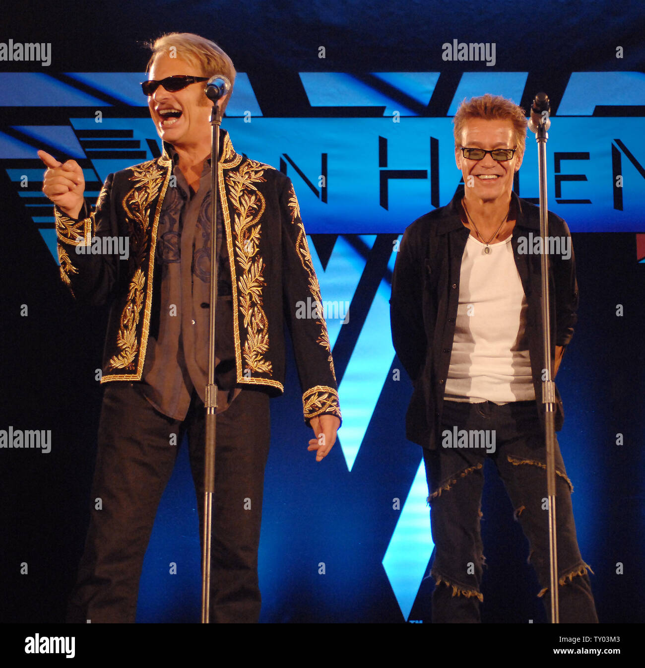 I membri del gruppo rock Van Halen, David Lee Roth (L) e Eddie Van Halen partecipare ad una conferenza stampa per annunciare ufficialmente la loro 25-city tour nord americano a Los Angeles il 13 agosto, 2007. Roth riunita con la band dopo 22 anni di assenza. (UPI foto/Jim Ruymen) Foto Stock