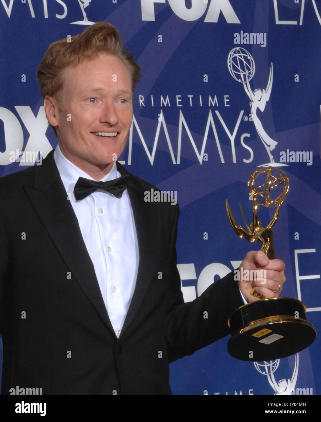 Conan O'Brien appare dietro le quinte con il Emmy ha vinto per il lavoro su 'Late Night' alla 59a Primetime Emmy Awards presso lo Shrine Auditorium di Los Angeles il 16 settembre 2007. (UPI foto/Scott danneggia) Foto Stock