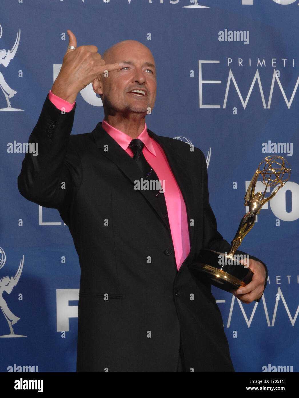 Terry O'Quinn tiene il suo Emmy per lavorare su "perso" alla 59a Primetime Emmy Awards presso lo Shrine Auditorium di Los Angeles il 16 settembre 2007. (UPI foto/Scott danneggia) Foto Stock