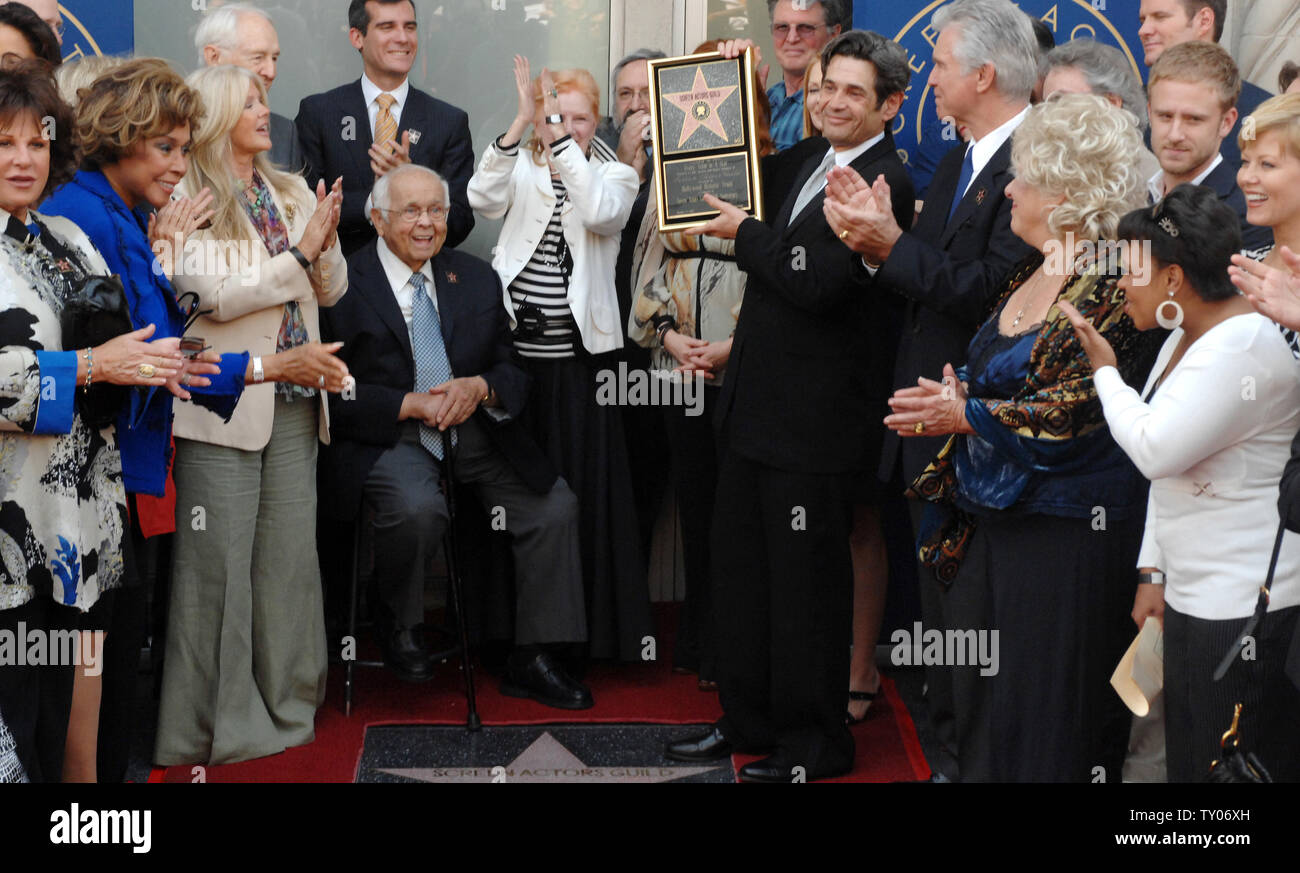 SAG Presidente Alan Rosenberg detiene una placca di replica durante una cerimonia di inaugurazione di onorare la cooperativa di attori di schermo con una stella sulla Hollywood Walk of Fame a Los Angeles il 25 ottobre 2007. SAG è diventato il primo sindacato in assoluto a ricevere un premio di eccellenza Star. (UPI foto/Jim Ruymen) Foto Stock