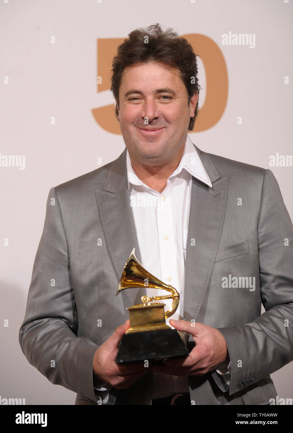 Vince Gill appare dietro le quinte con il suo premio in occasione del cinquantesimo Annual Grammy Awards alla Staples Center a Los Angeles il 10 febbraio 2008. (UPI foto/Fil McCarten) Foto Stock