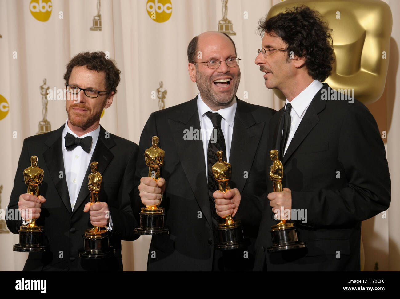 I produttori di Ethan Coen (L-R) Scott Rudin e Joel Coen rappresentano con la loro Oscar dopo il film 'nessun paese per gli uomini anziani' ha vinto il titolo di Best Motion Picture dell'anno all'ottantesimo Academy Awards di Hollywood di Febbraio 24, 2008. I fratelli di Coen hanno vinto anche per la migliore regia e sceneggiatura adattata. (UPI foto/Fil McCarten) Foto Stock