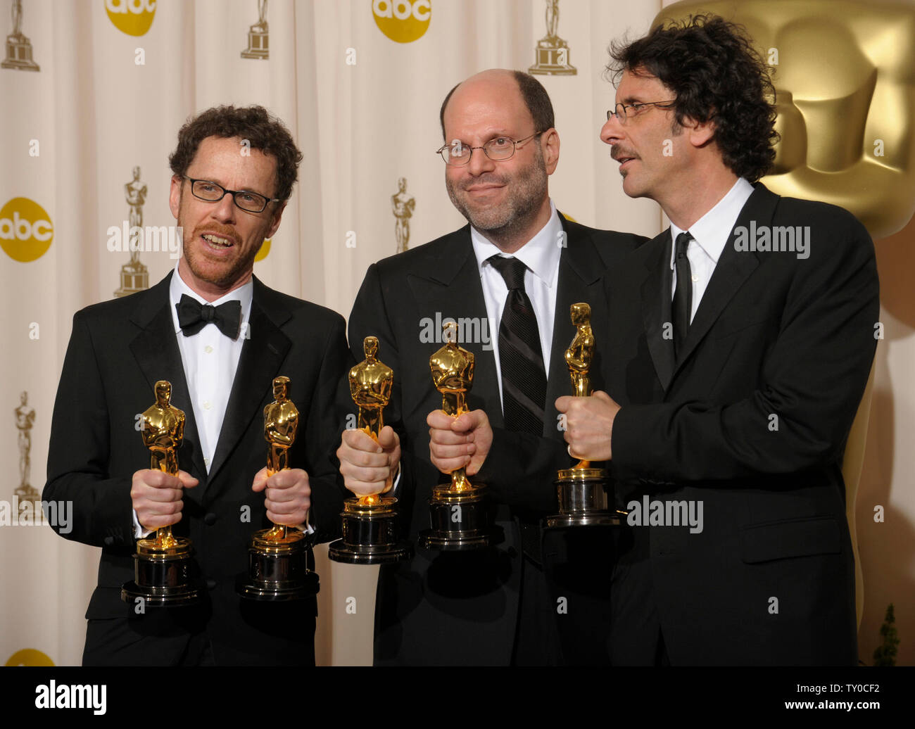 I produttori di Ethan Coen (L-R) Scott Rudin e Joel Coen rappresentano con la loro Oscar dopo il film 'nessun paese per gli uomini anziani' ha vinto il titolo di Best Motion Picture dell'anno all'ottantesimo Academy Awards di Hollywood di Febbraio 24, 2008. I fratelli di Coen hanno vinto anche per la migliore regia e sceneggiatura adattata. (UPI foto/Fil McCarten) Foto Stock