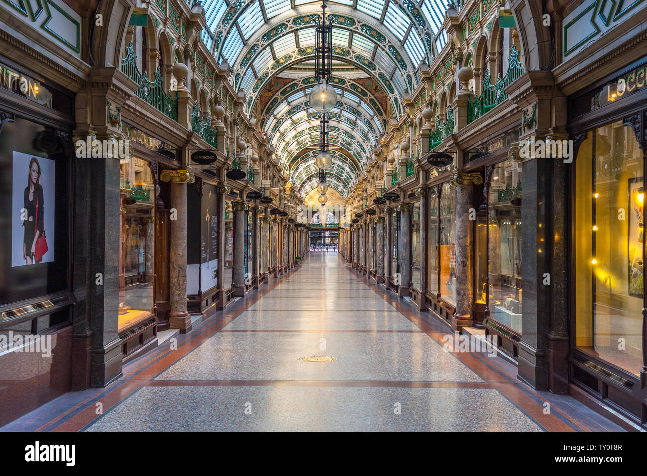 LEEDS, Regno Unito - 2 giugno 2019: Victoria Quarter, uno dei la più famosa area dello shopping a Leeds, Regno Unito Foto Stock