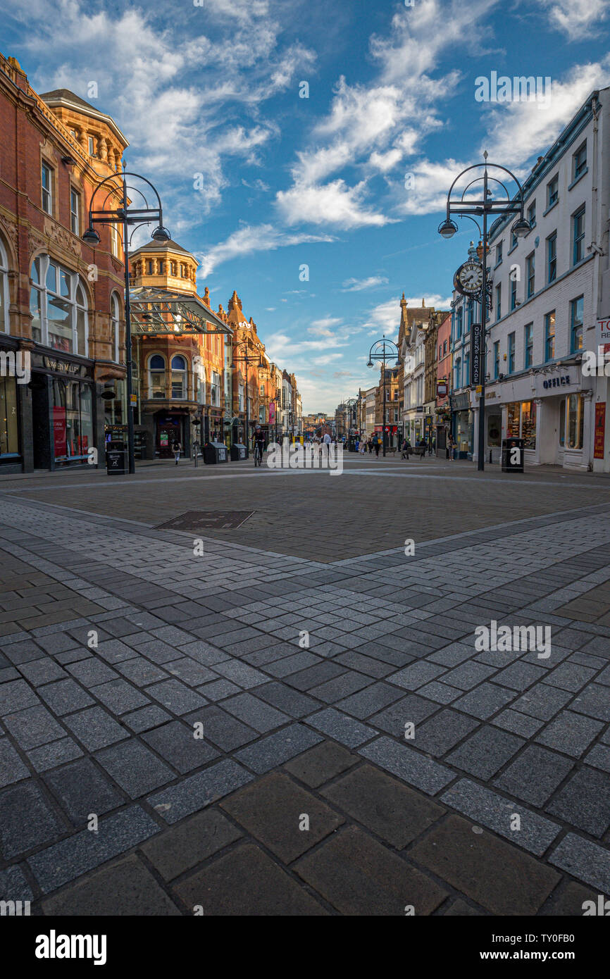 LEEDS, Regno Unito - 2 giugno 2019: Strada intorno a Leeds City Centre Regno Unito Foto Stock