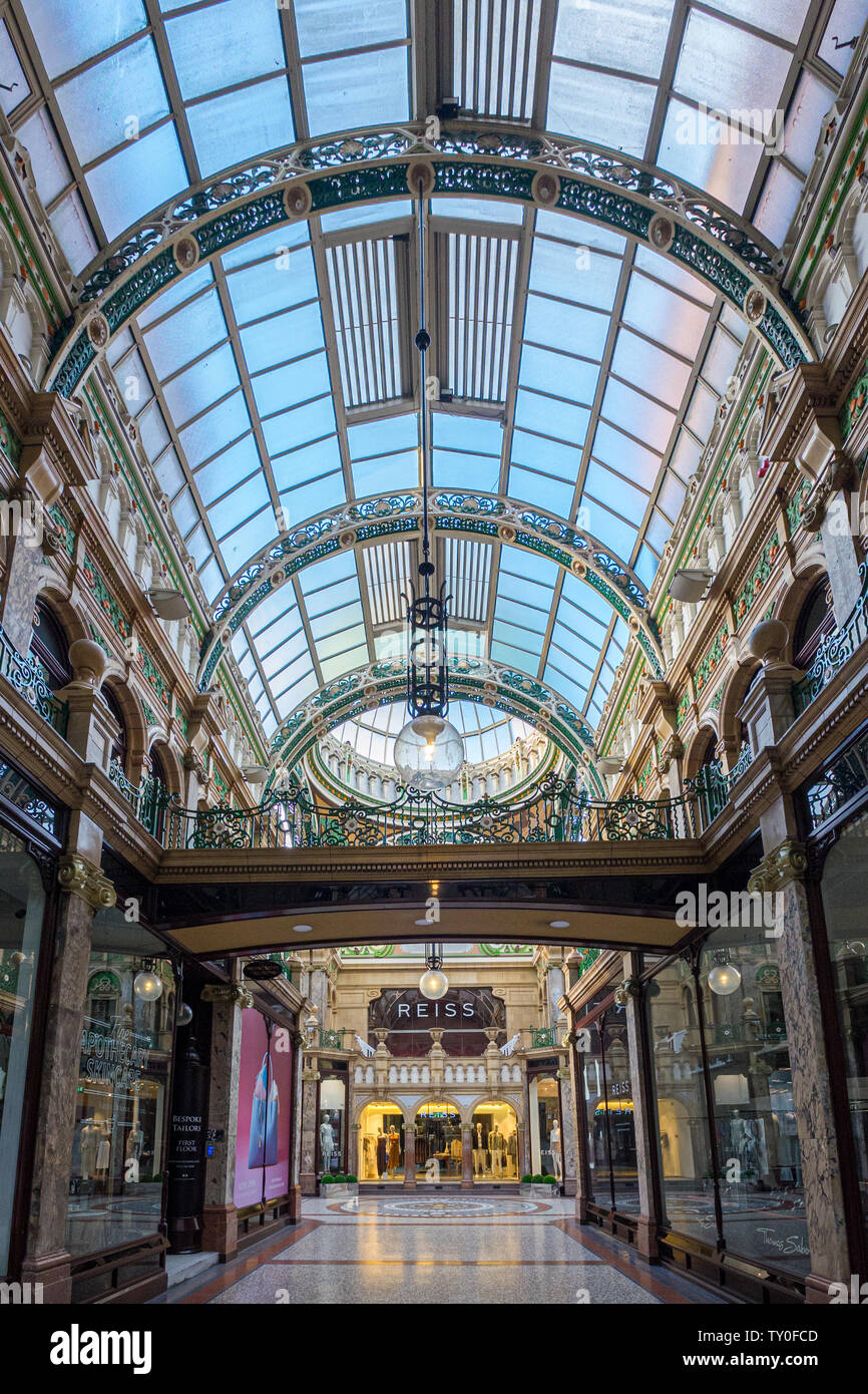 LEEDS, Regno Unito - 2 giugno 2019: Victoria Quarter, uno dei la più famosa area dello shopping a Leeds, Regno Unito Foto Stock