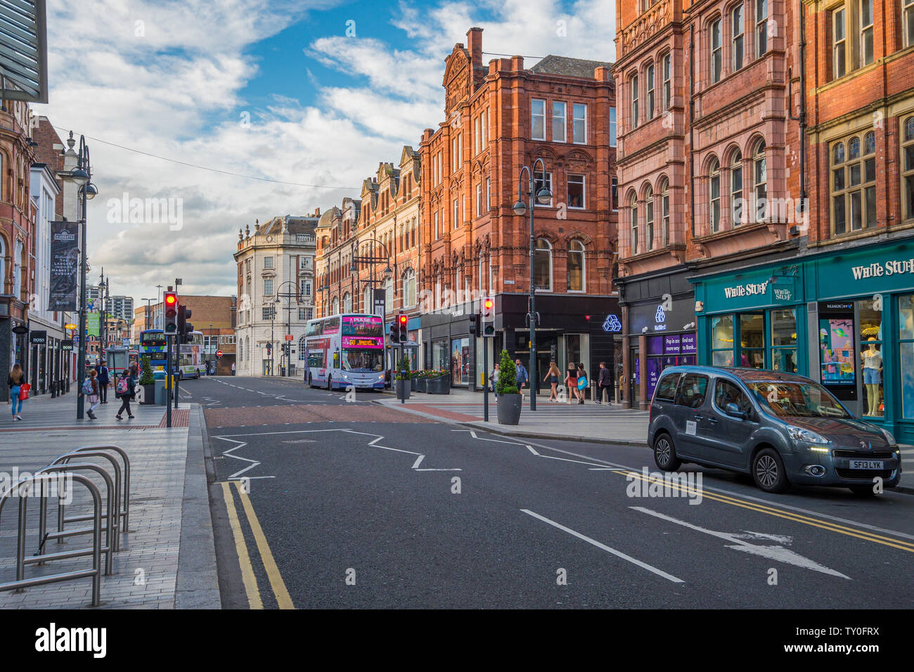 LEEDS, Regno Unito - 2 giugno 2019: Strada intorno a Leeds City Centre Regno Unito Foto Stock
