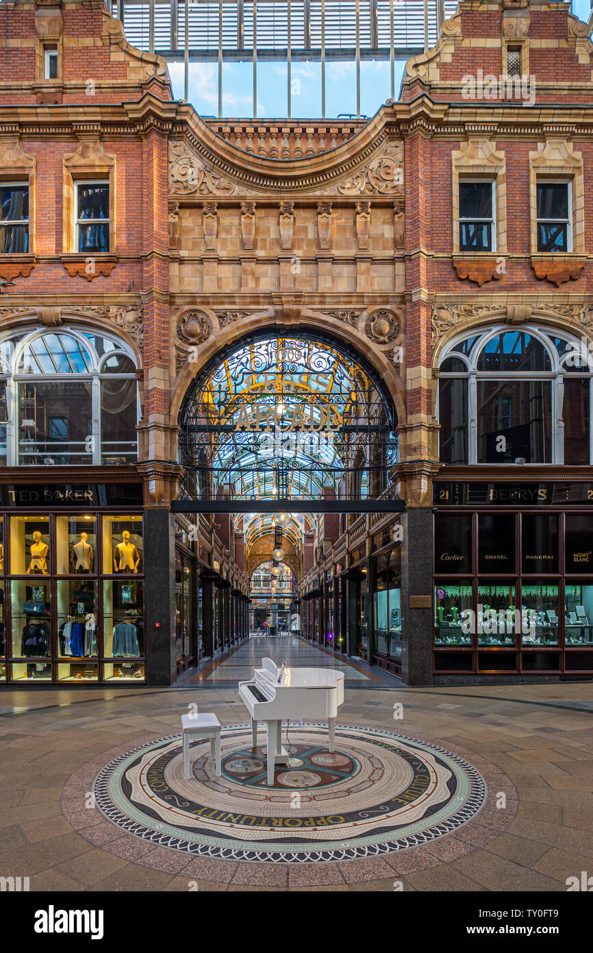 LEEDS, Regno Unito - 2 giugno 2019: Victoria Quarter, uno dei la più famosa area dello shopping a Leeds, Regno Unito Foto Stock